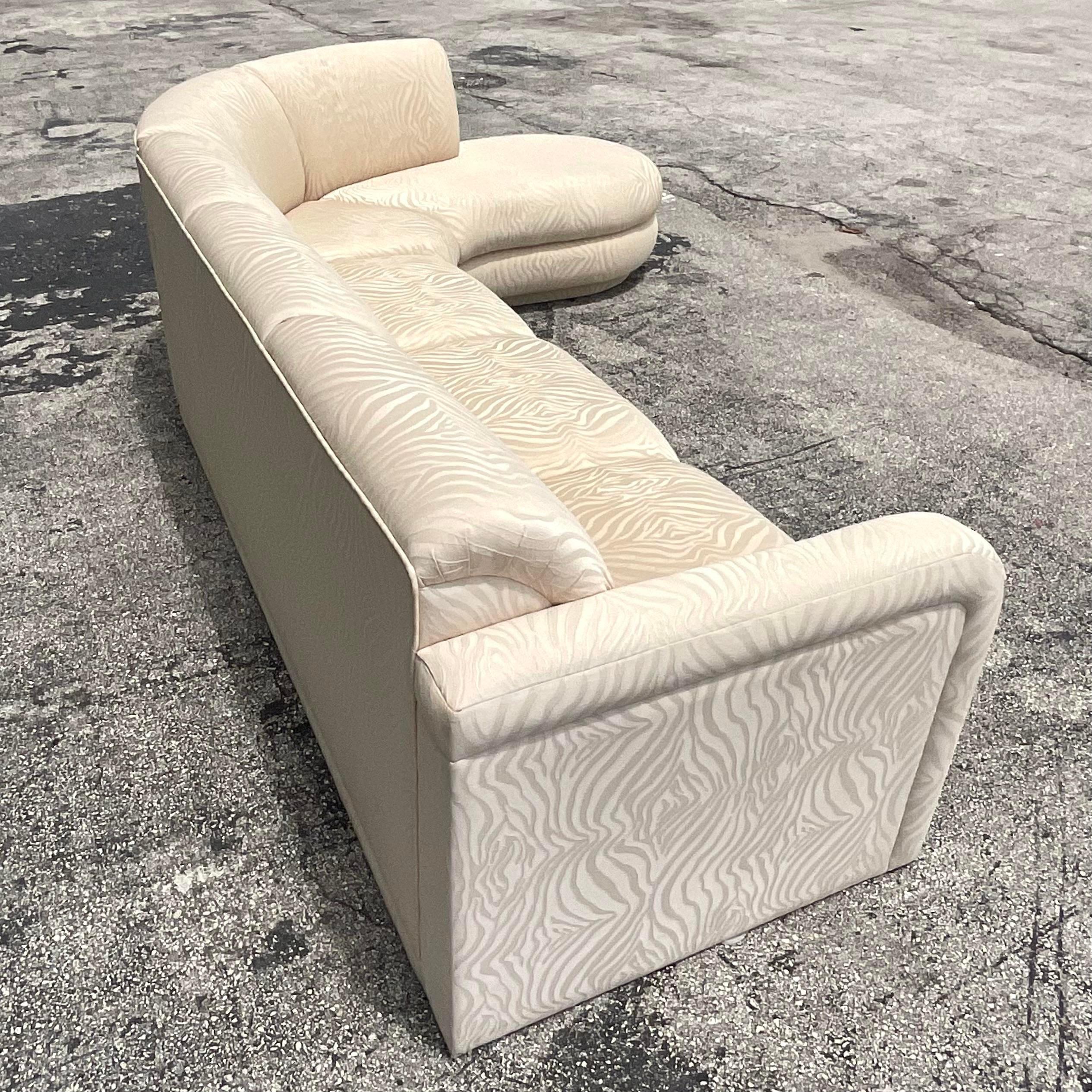 Ein fabelhaftes Boho-Sofa im Vintage-Stil. Ein schicker gewebter Jacquard in einem Ton in Ton gehaltenen Zebramuster. Teilt sich in zwei Abschnitte. Erworben aus einem Nachlass in Palm Beach.

Linke Seite 84x 20,5x32,5
Chaise Seite 84x77x32.5