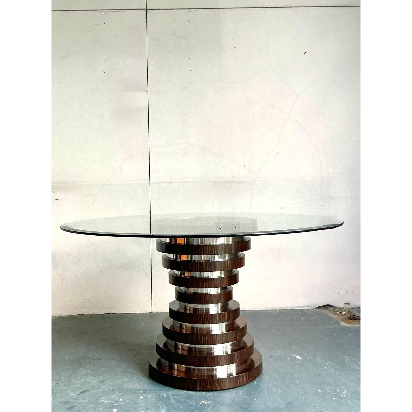 Domina tu comedor con la grandeza arquitectónica de este impresionante pedestal de mesa vintage . Esta pieza, un impresionante ejemplo del diseño Art Déco y del renacimiento de la Regencia de Hollywood, se define por su magnífica base escultórica.