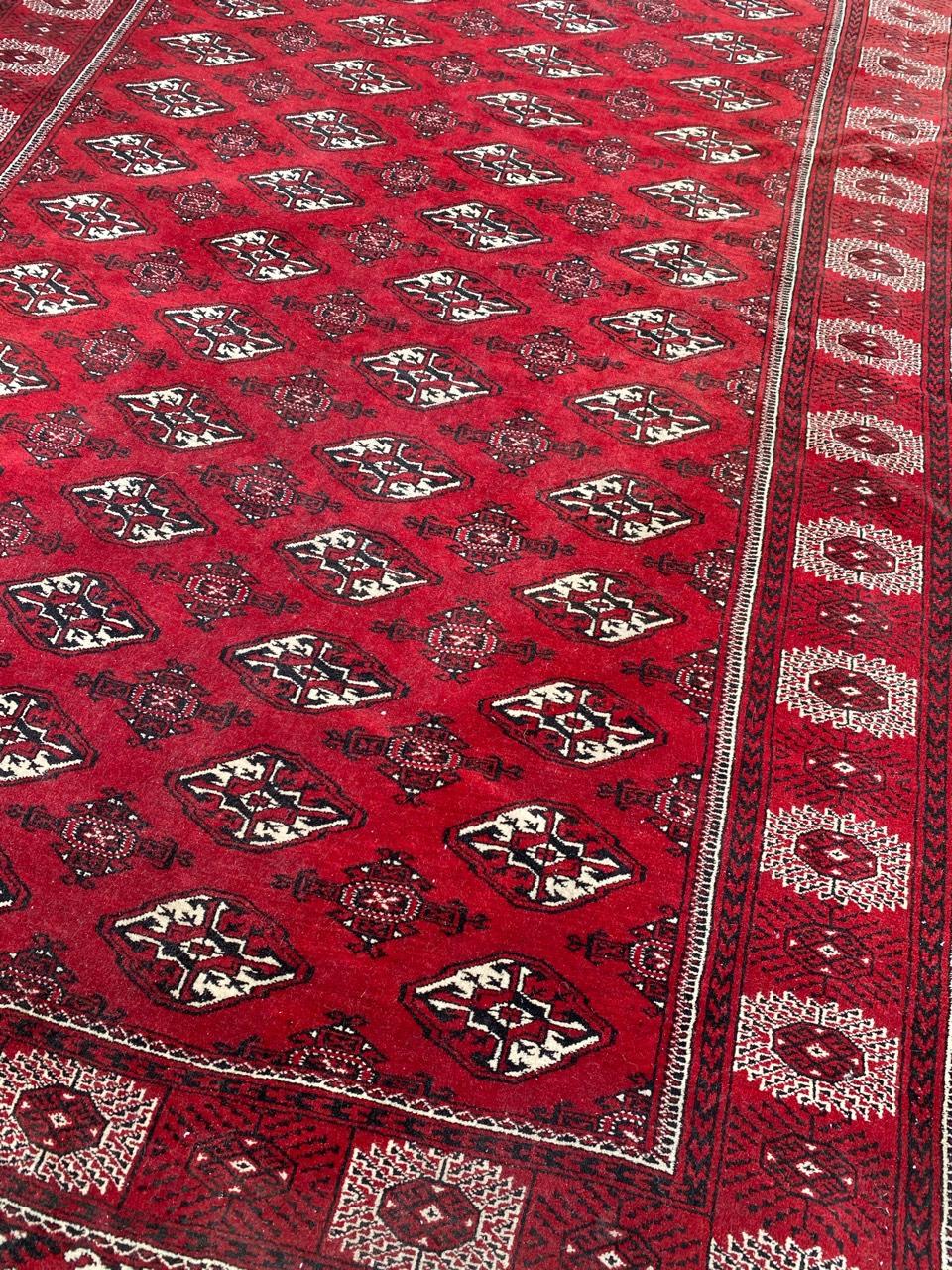 Schöner afghanischer Teppich aus der Mitte des Jahrhunderts mit schönem Bokhara-Muster und roter Feldfarbe mit Schwarz und Weiß, komplett handgeknüpft mit Wollsamt auf Wollfond.

✨✨✨
