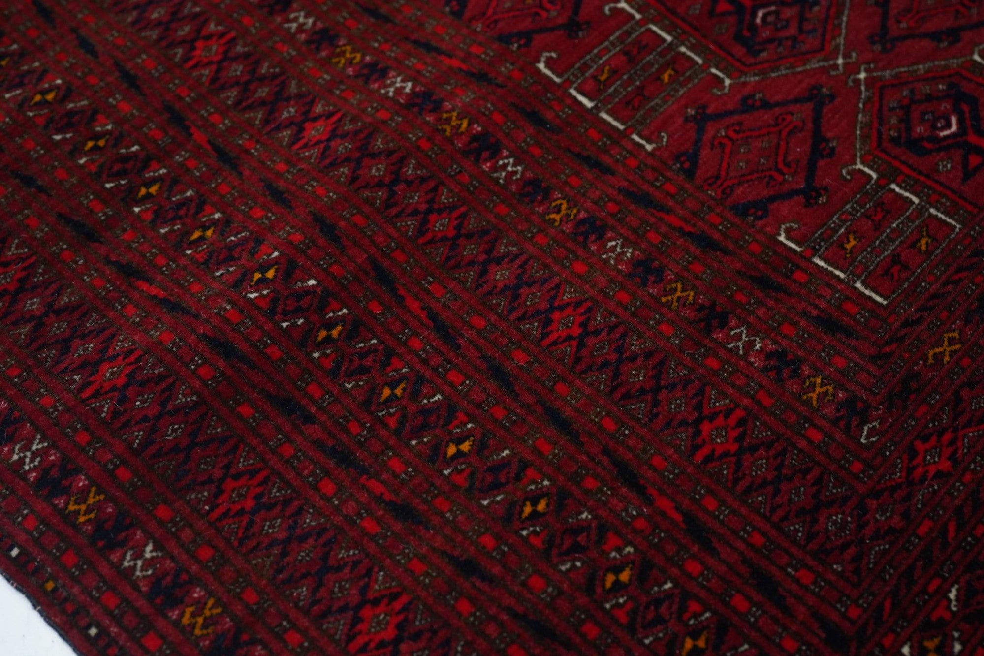 Bokhara-Teppich im Vintage-Stil, 4'3'' x 6'2'' (20. Jahrhundert) im Angebot