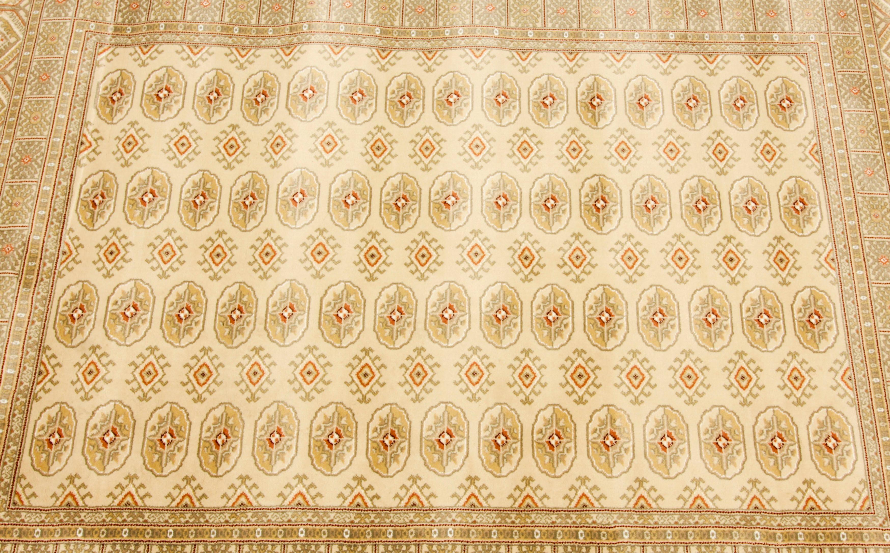 This is a  very elegant fine quality vintage Bokhara machine made rug which was retailed by Mastercraft Rugs, Lancashire, made in Belgium and dates from the last quarter of the 20th century.

The Old Bokhara cream rug is a super soft traditional