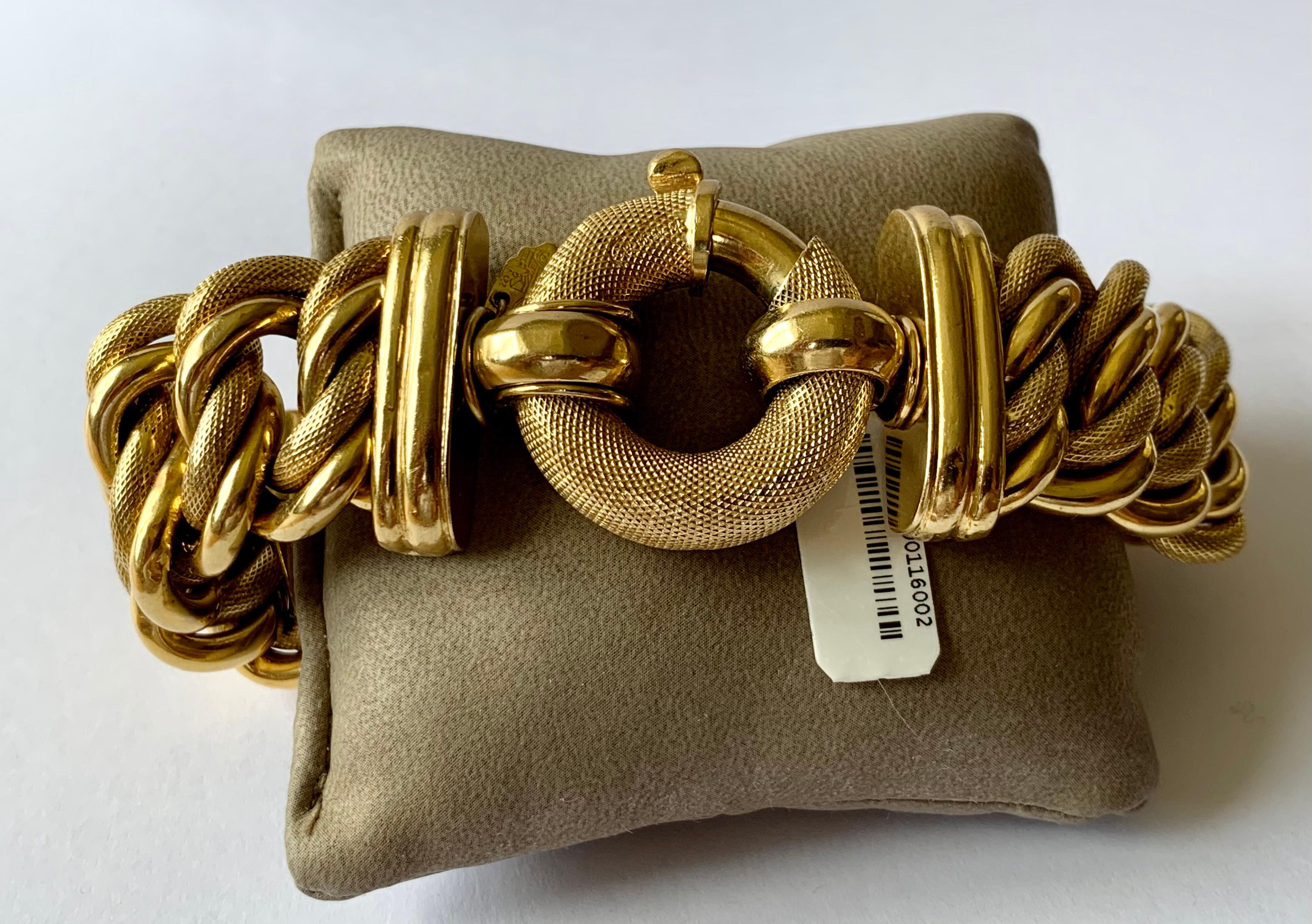 Accessorize with this elegant yet bold Vintage Italian 18K Gold Textured Chain Link Braided Bracelet! This flexible timeless 18 karat yellow gold bracelet will be your next go-to fine jewelry choice due to its comfortable flexibility and it