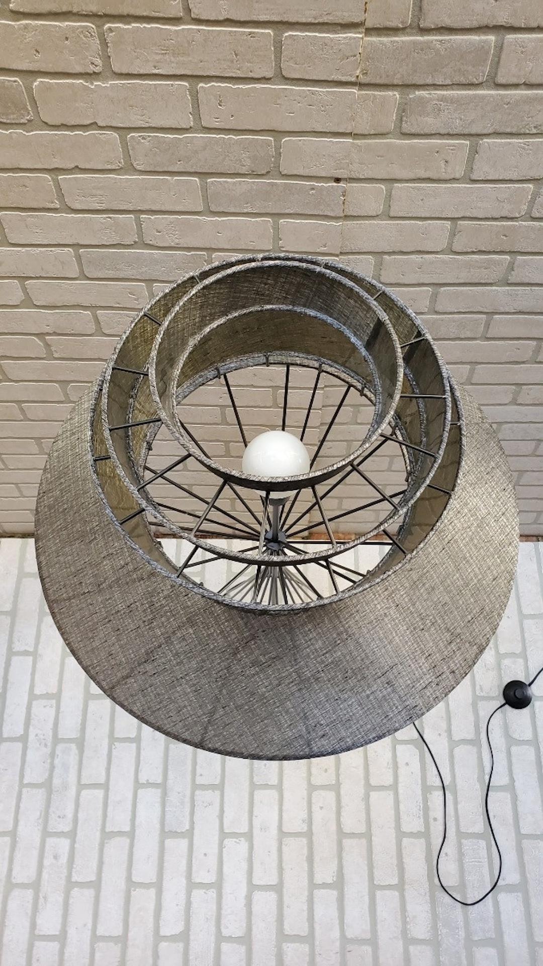 Lámpara de pie Bolero Vintage by Cattelan Italia

La lámpara de pie Bolero revela una actitud fresca hacia la iluminación decorativa y práctica, ya que confía muy poco en las expectativas conformistas. Diseñada por Oriano Favaretto para Cattelan