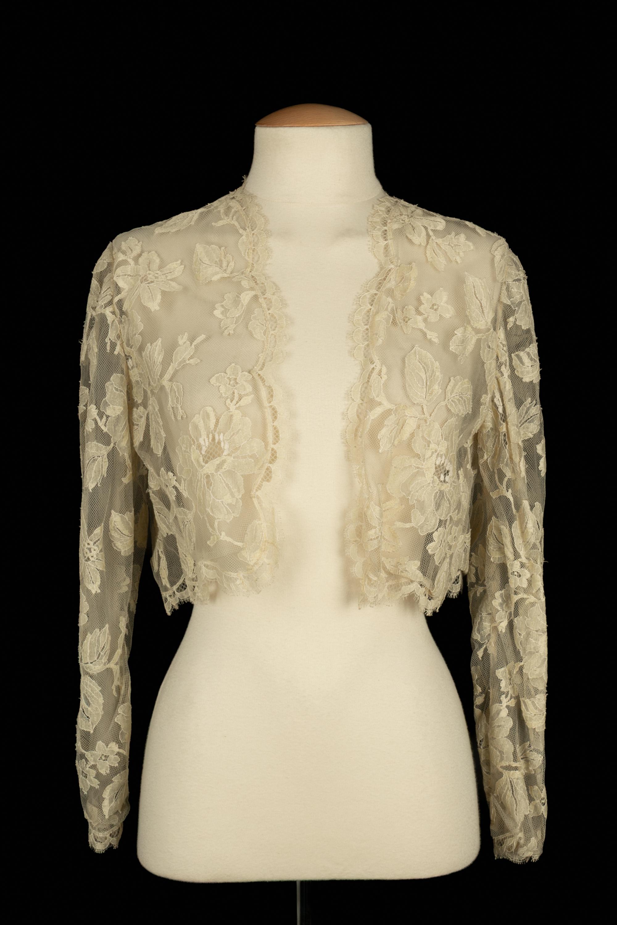 DESCONOCIDO - Chaqueta bolero vintage de encaje blanco roto. No se indica la talla, se ajusta a una 34FR/36FR.

Estado:
Muy buen estado

Dimensiones:
Anchura de los hombros: 40 cm - Longitud de las mangas: 55 cm - Largo: 37 cm

SKU:FV72