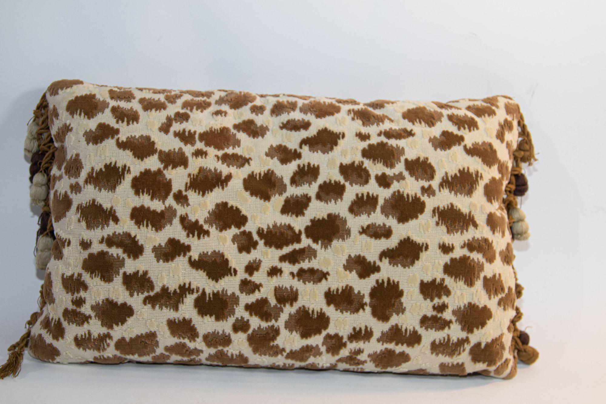 Oreiller Bolsters Vintage en tissu velours Zambezi Chickory Grospoint.
Coussin de style Hollywood Regency à motif léopard animalier.
Textile de velours imprimé léopard de style Coloni.
Oreiller décoratif en velours Bolsters avec glands