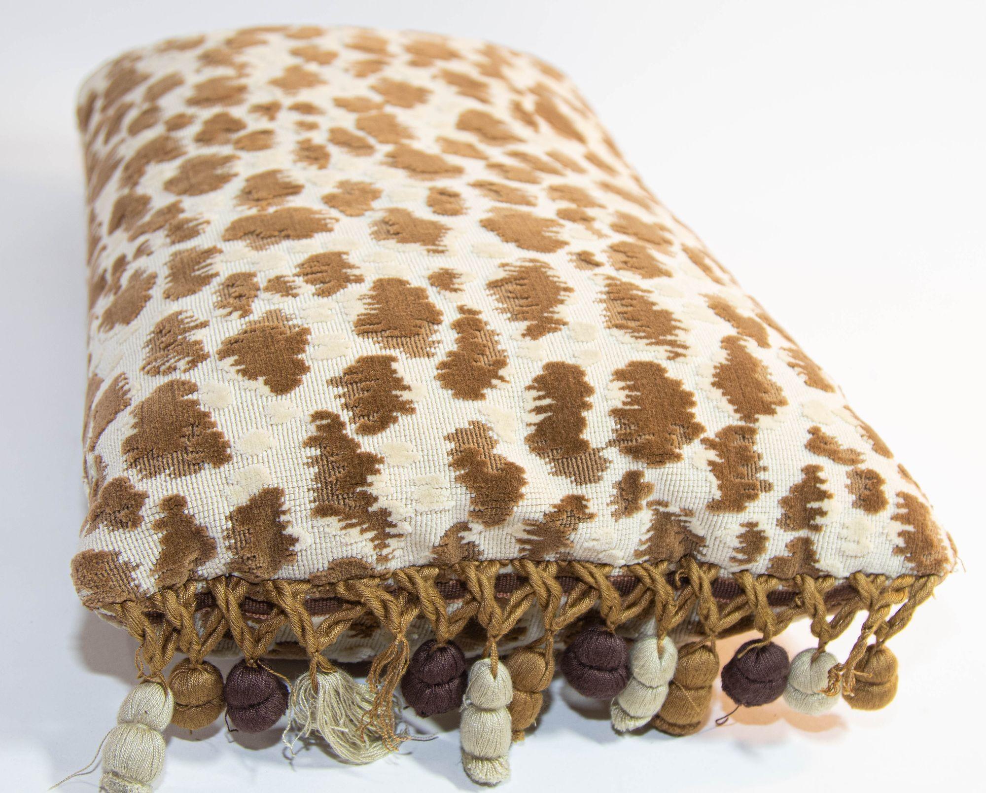 Belge Coussin traversin style Hollywood Regency en velours Zambezi Chickory Grospoint en vente