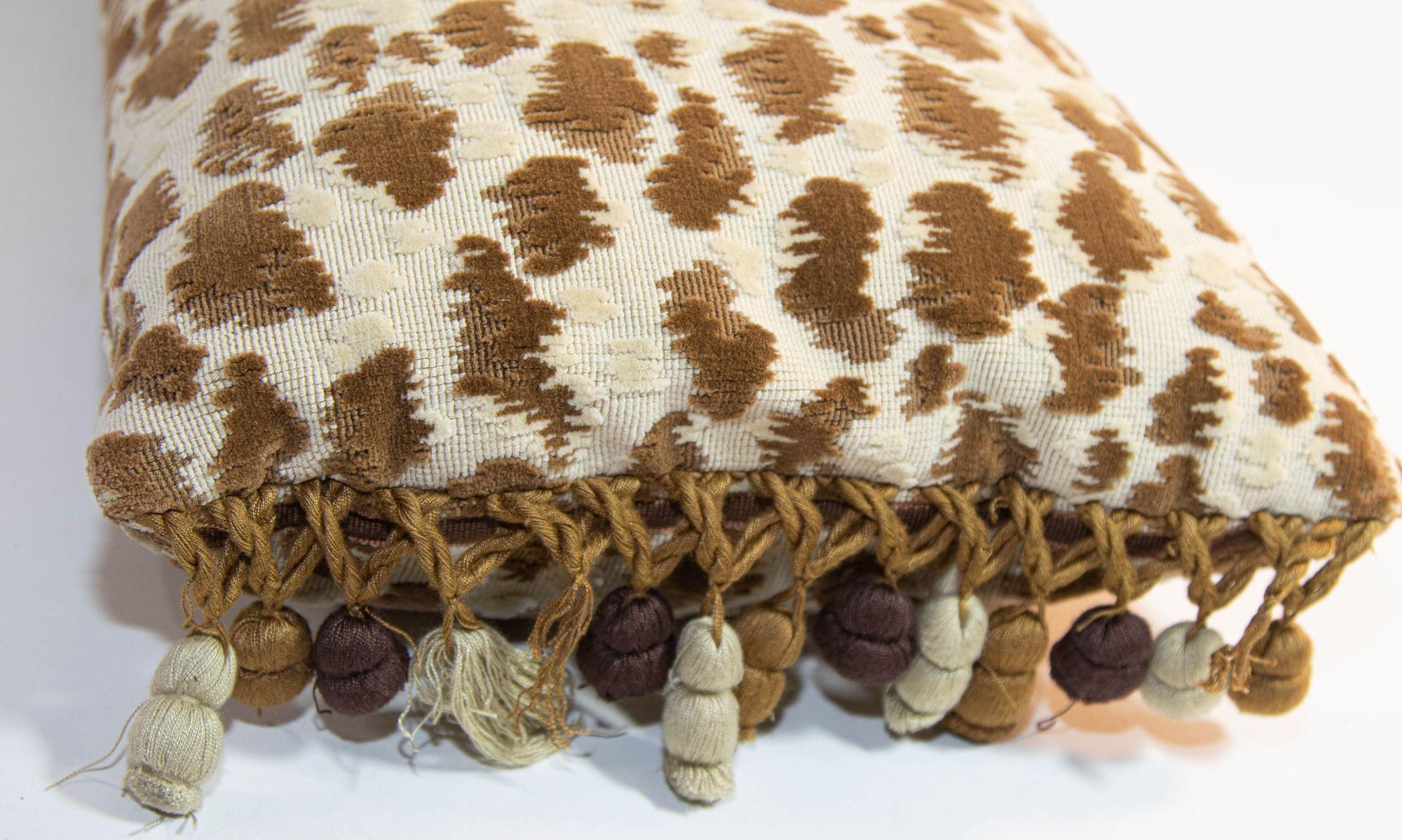 Fait main Coussin traversin style Hollywood Regency en velours Zambezi Chickory Grospoint en vente