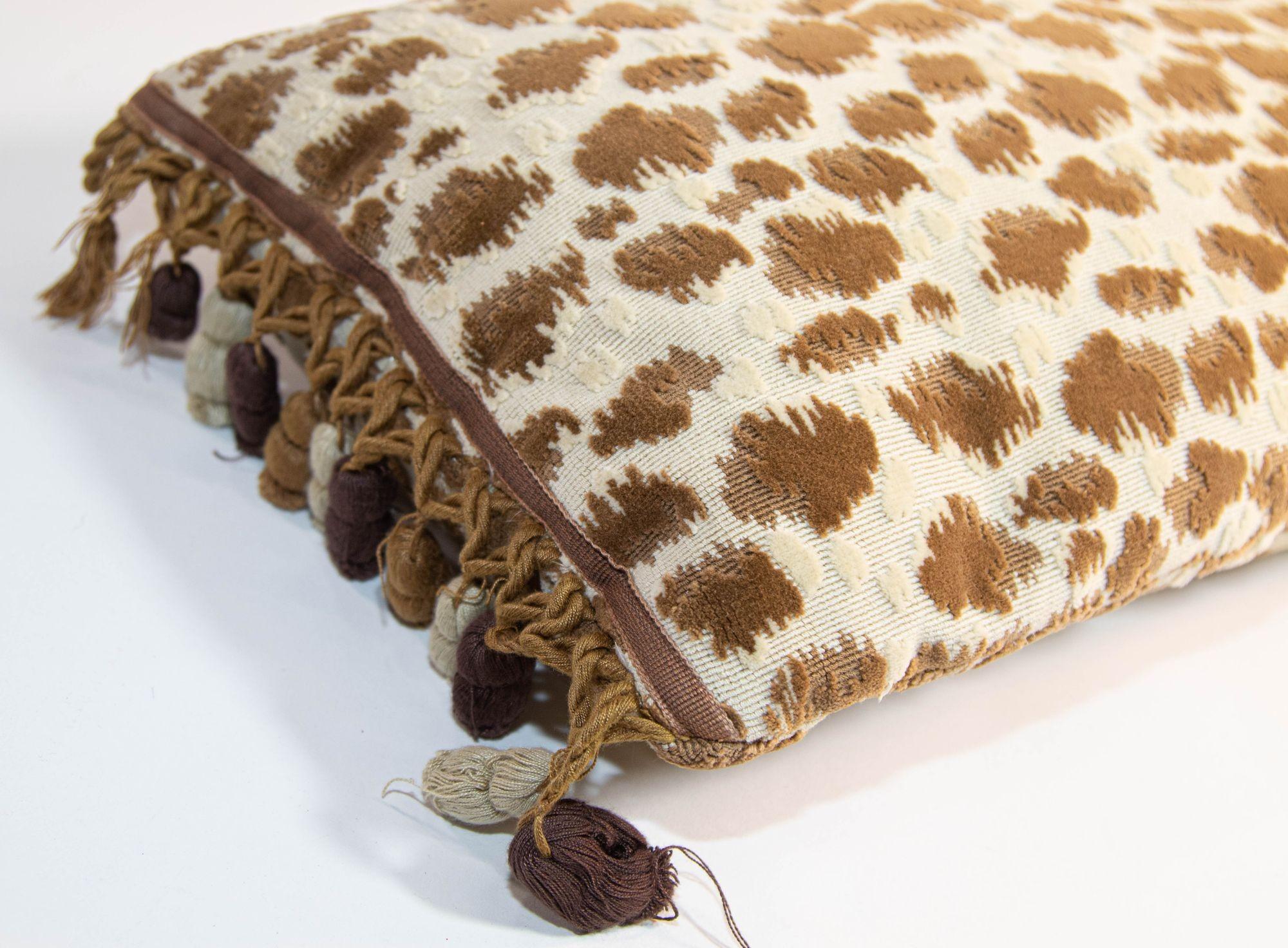Coussin traversin style Hollywood Regency en velours Zambezi Chickory Grospoint Bon état - En vente à North Hollywood, CA