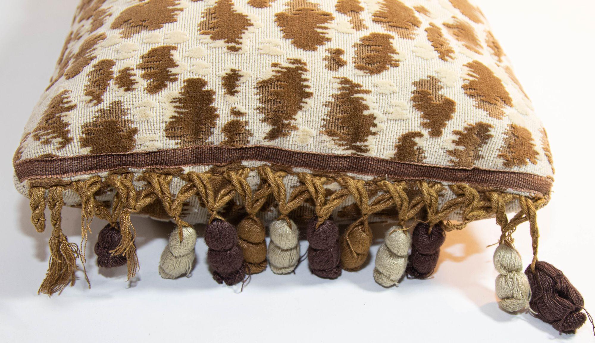 20ième siècle Coussin traversin style Hollywood Regency en velours Zambezi Chickory Grospoint en vente