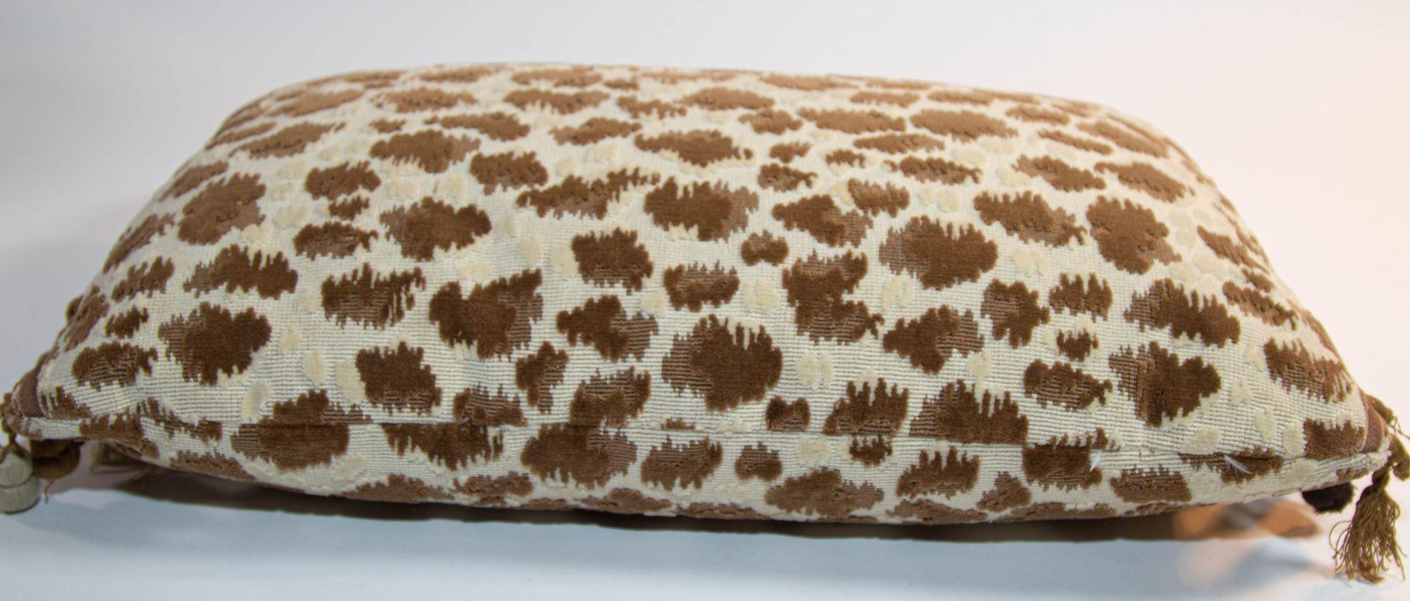 Velours Coussin traversin style Hollywood Regency en velours Zambezi Chickory Grospoint en vente