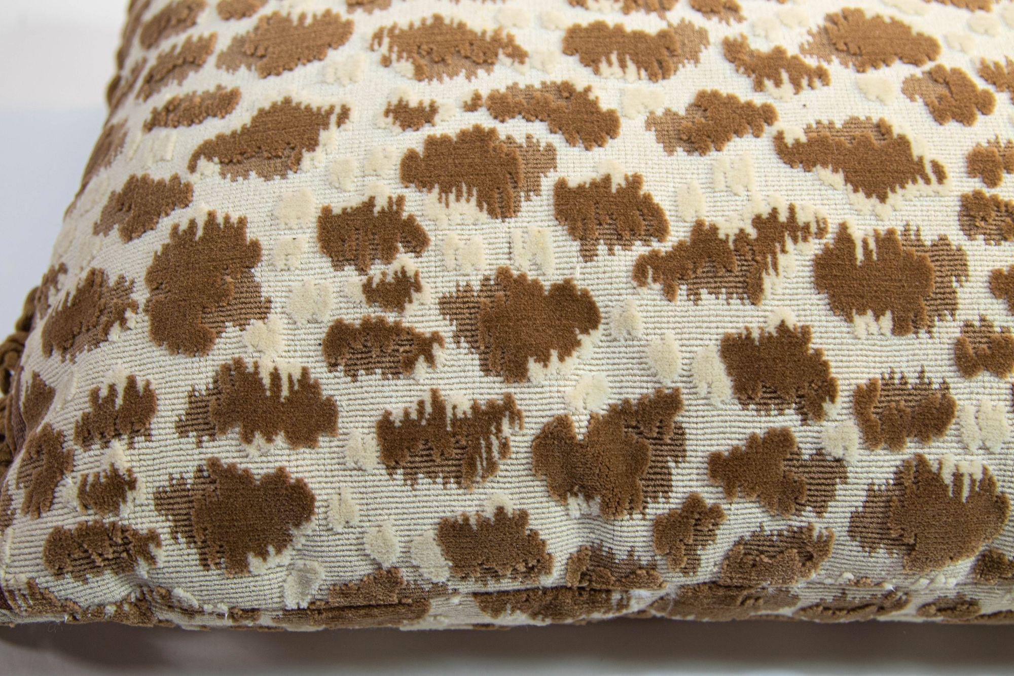 Coussin traversin style Hollywood Regency en velours Zambezi Chickory Grospoint en vente 1