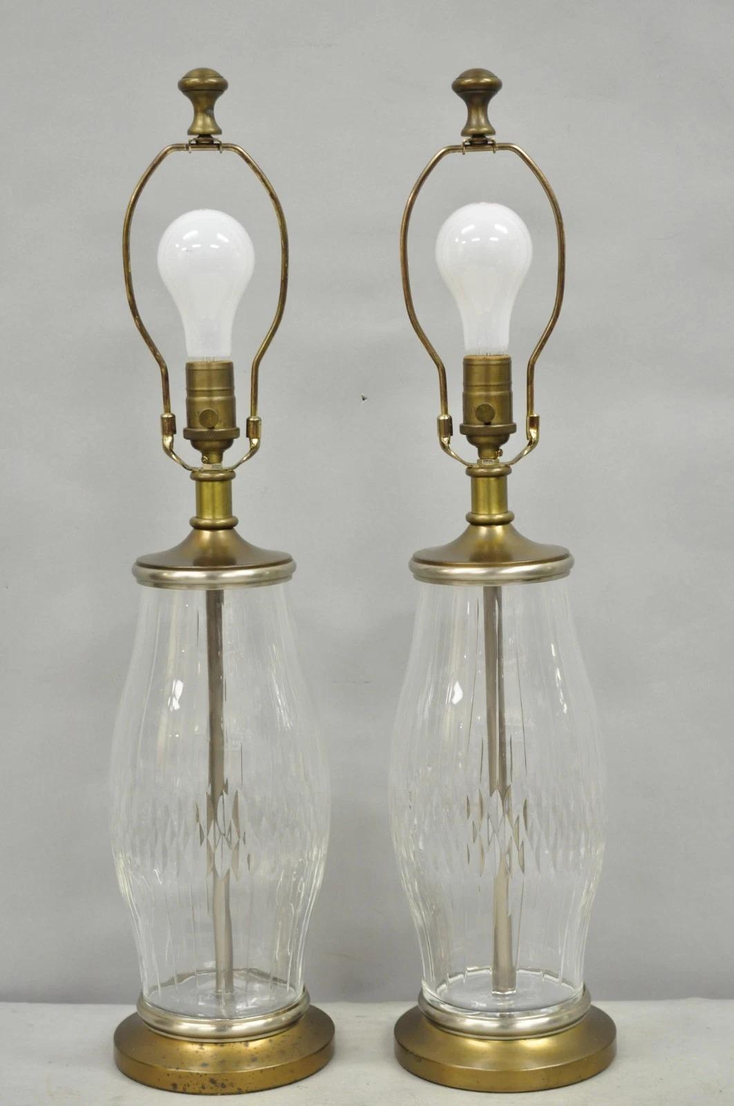 Vintage By Co. Lampade da tavolo in cristallo tagliato e ottone - una coppia in vendita 5