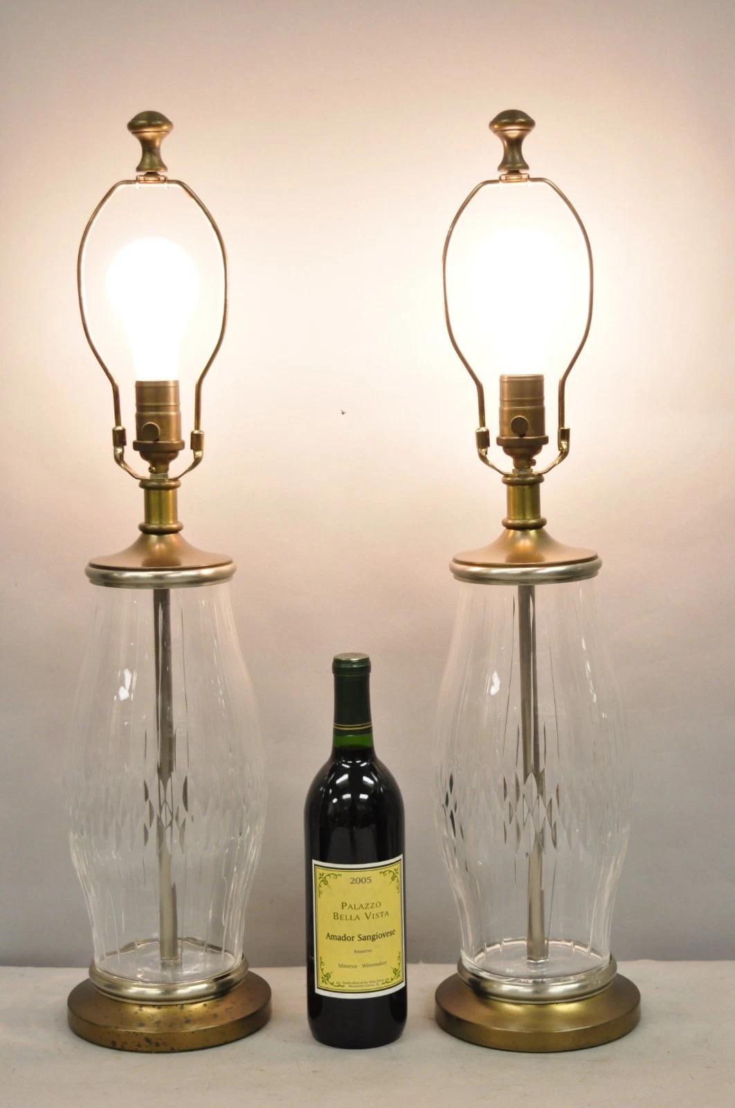 Vintage By Co. Lampade da tavolo in cristallo tagliato e ottone in stile cineseria - una coppia. Circa alla fine del XX secolo. Misure: 27,5