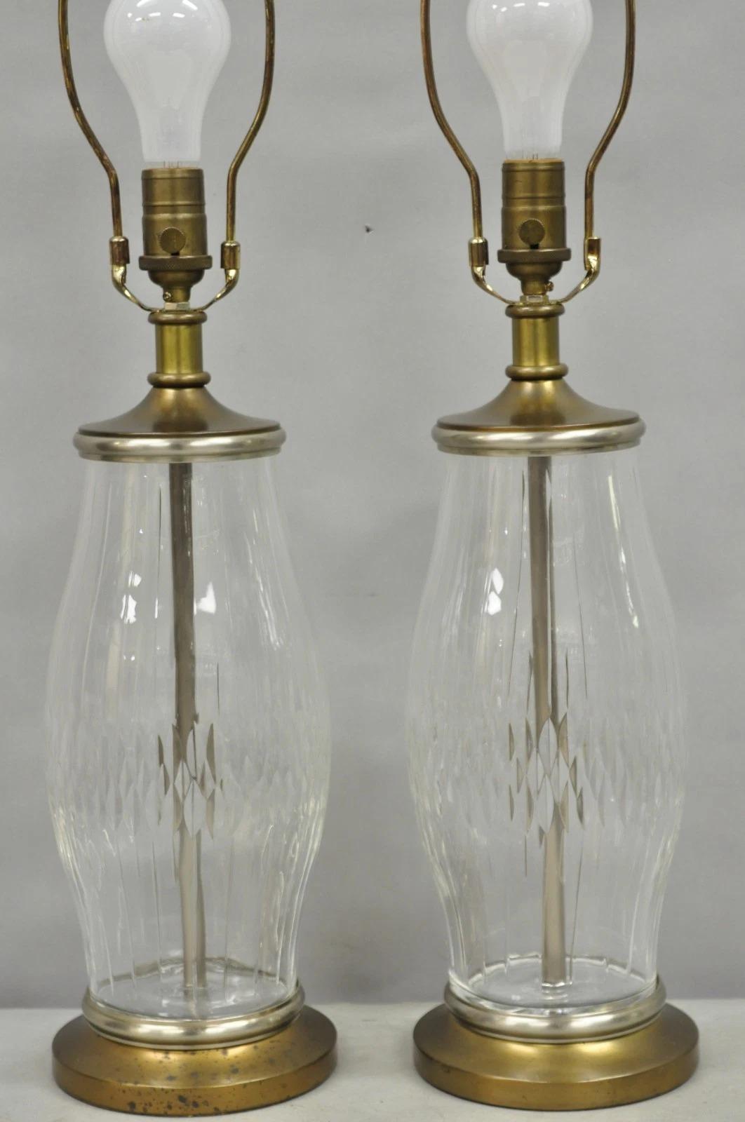 Cineserie Vintage By Co. Lampade da tavolo in cristallo tagliato e ottone - una coppia in vendita