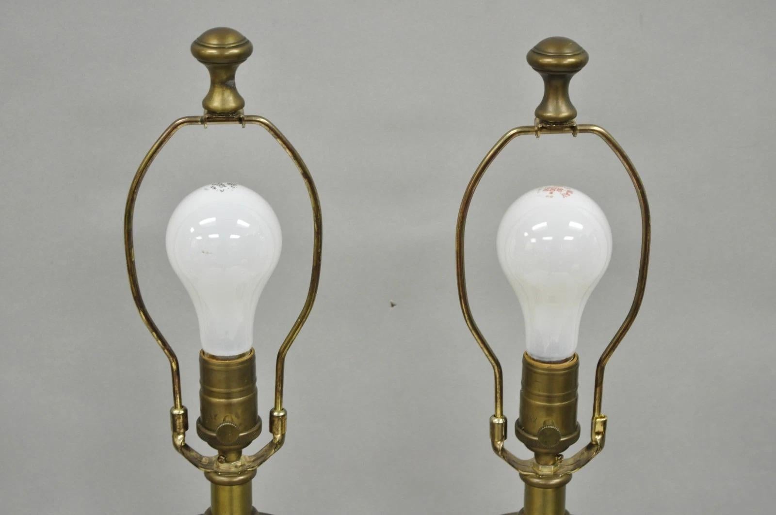 Vintage By Co. Lampade da tavolo in cristallo tagliato e ottone - una coppia In condizioni buone in vendita a Philadelphia, PA