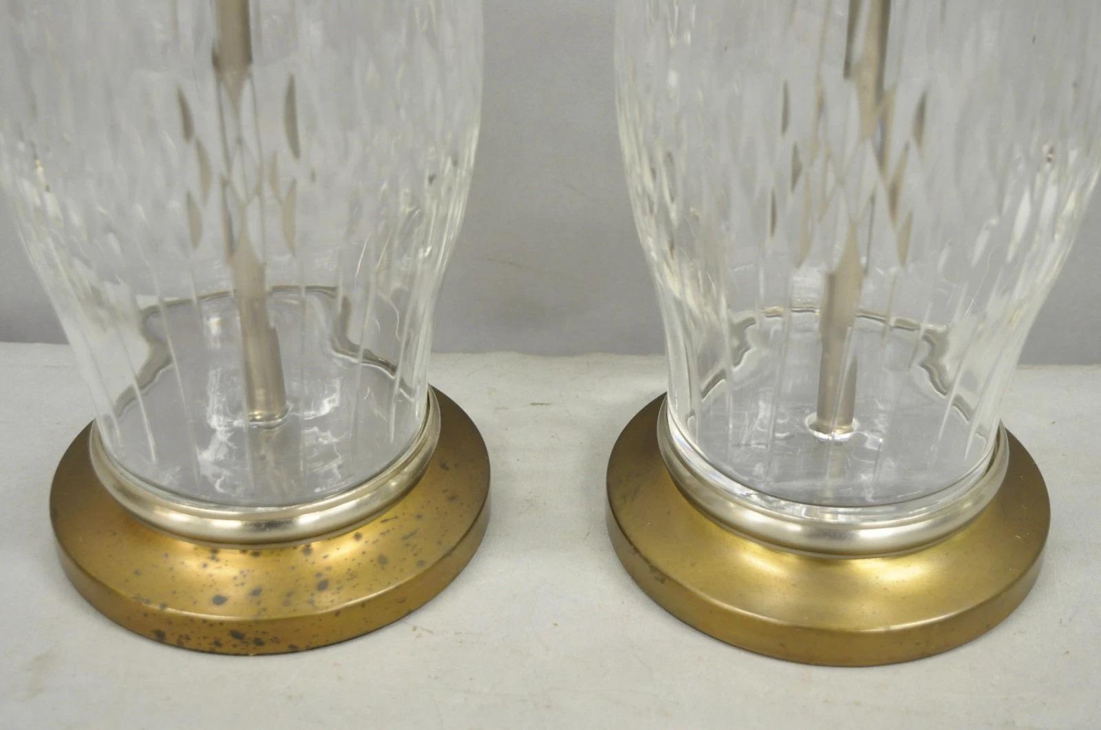 Metallo Vintage By Co. Lampade da tavolo in cristallo tagliato e ottone - una coppia in vendita