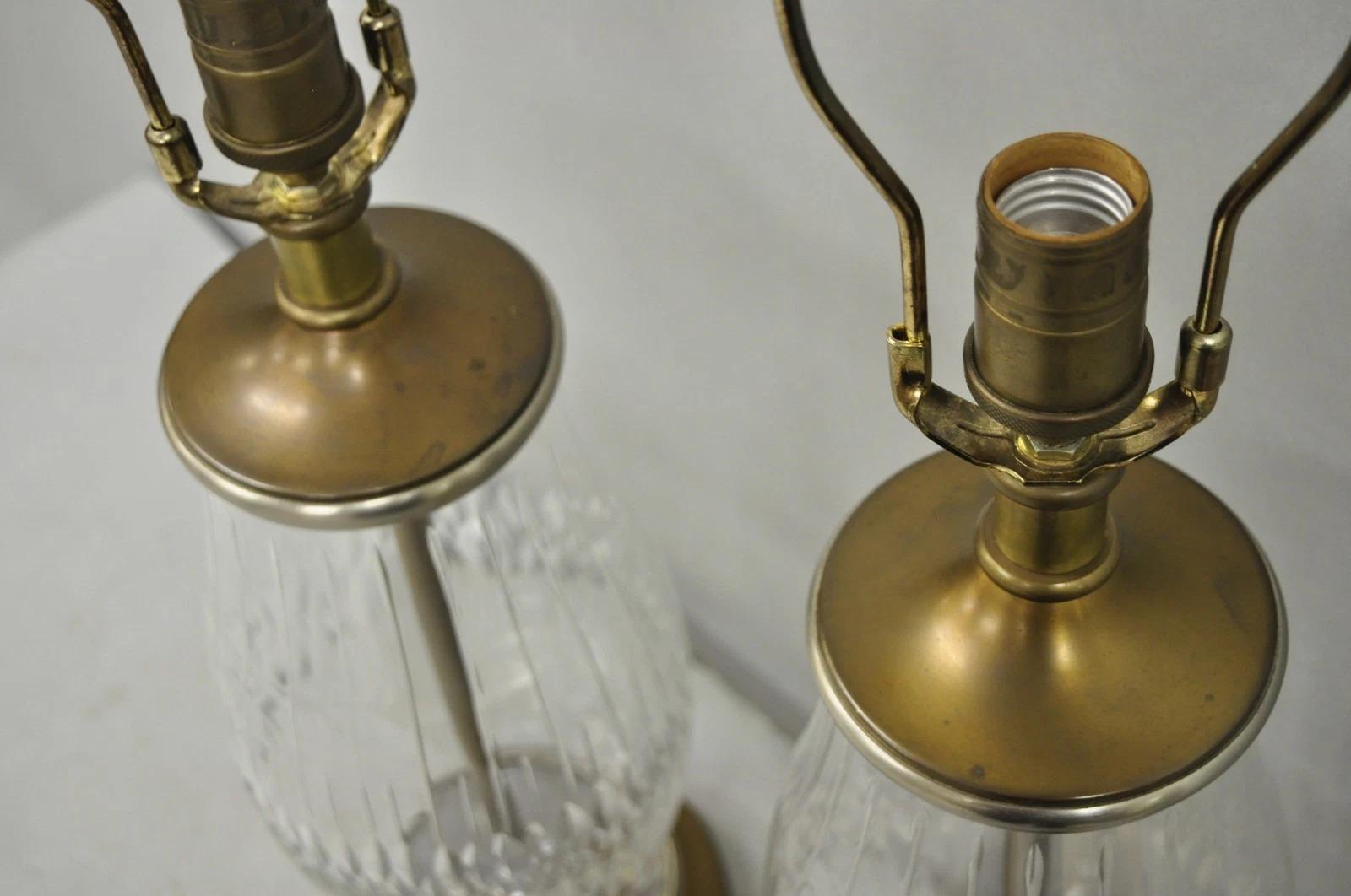 Vintage By Co. Lampade da tavolo in cristallo tagliato e ottone - una coppia in vendita 2