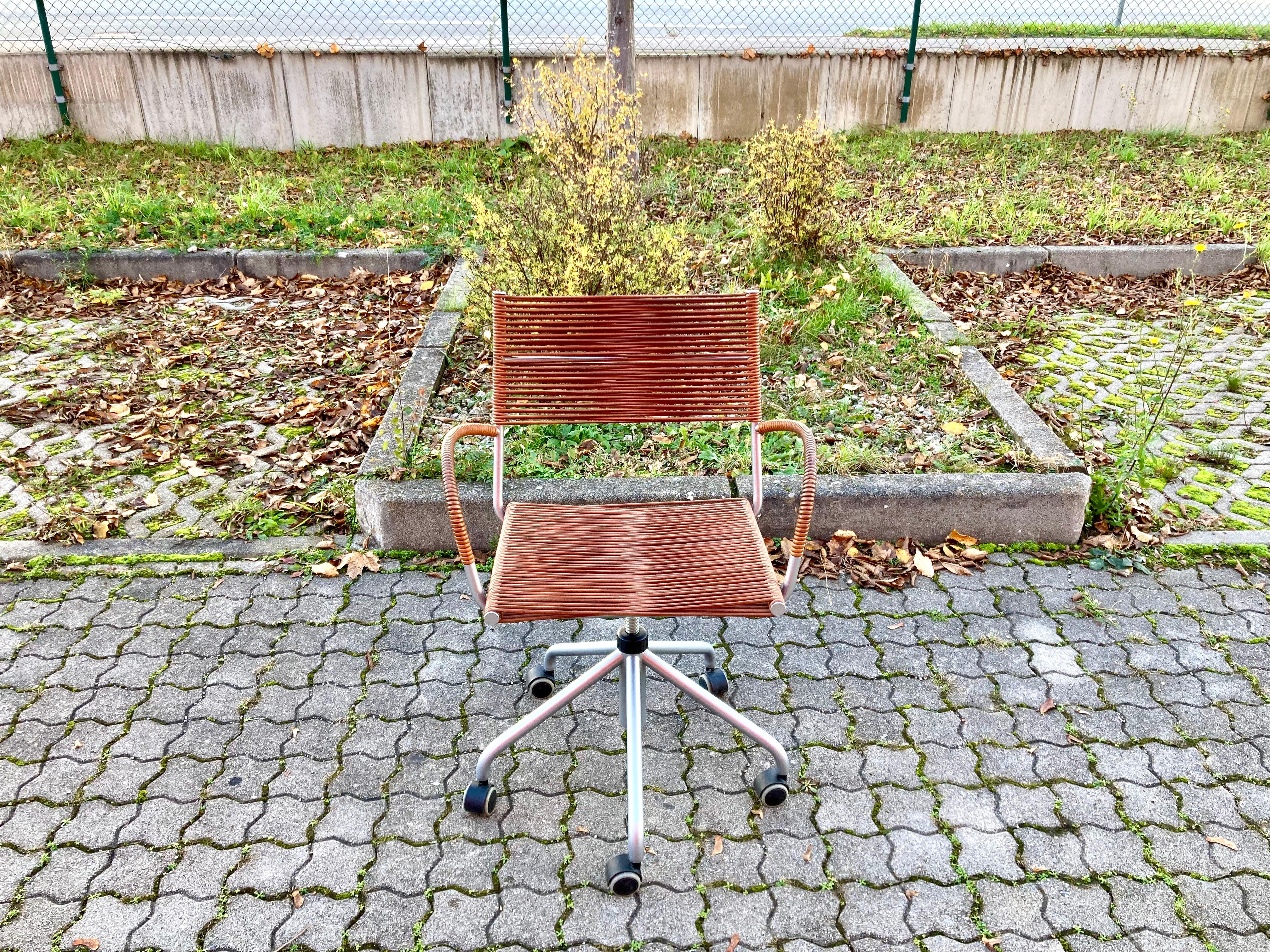 Ce fauteuil pivotant au design italien a été conçu par Tito Agnoli et est fabriqué par Bonacina.
Une chaise de bureau contemporaine confortable. Le modèle Miss B a été conçu en 1997.
Il avait un cadre en tube d'acier et était laqué en couleur