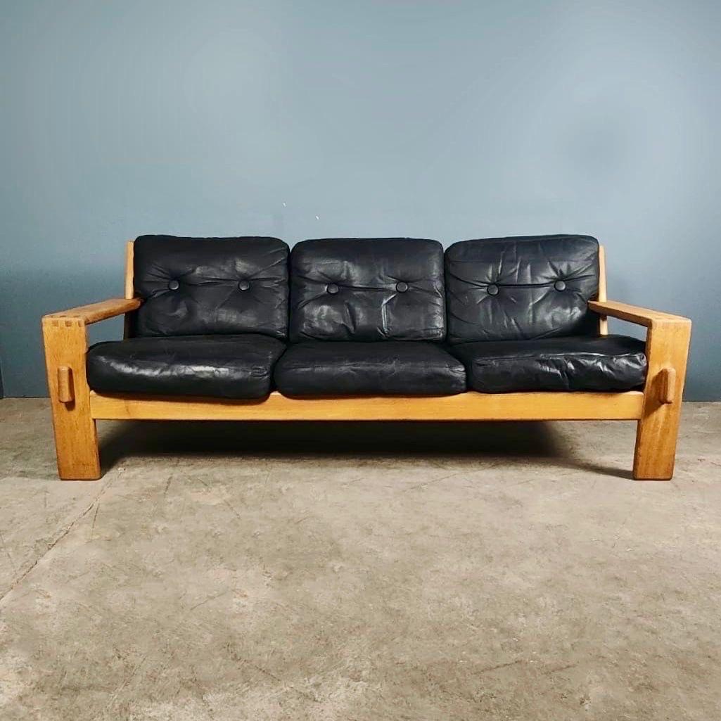 Neuer Bestand ✅

Vintage Bonanza Dreisitzer Sofa aus schwarzem Leder von Esko Pajamies für Asko Mid Century Retro MCM

Dieses einzigartige, bequeme und äußerst stilvolle Bonanza-Dreisitzer-Sofa aus schwarzem Leder in blonder Eiche wurde in den