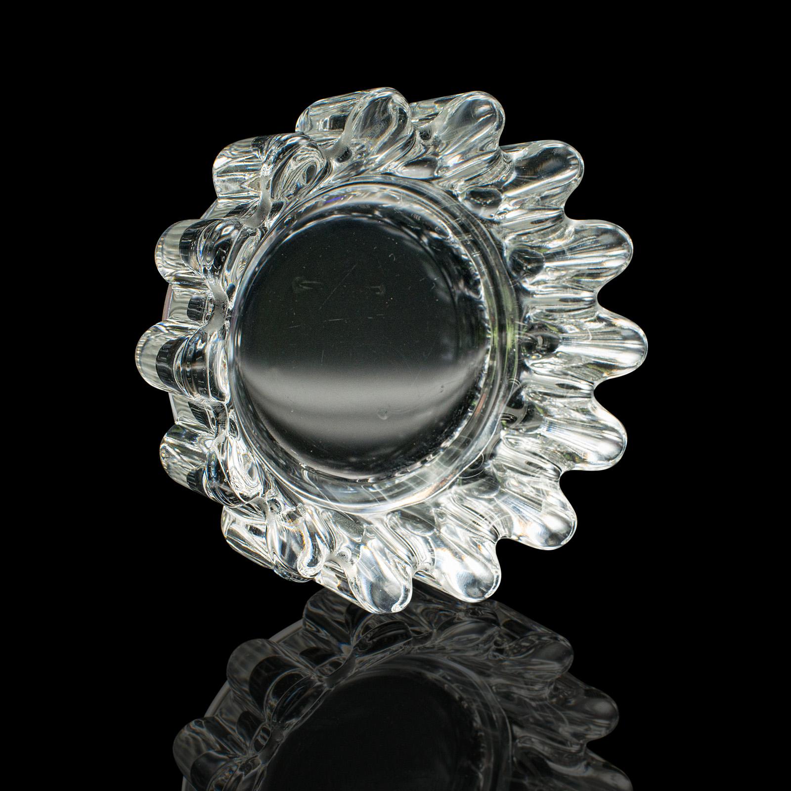 Verre d'art Plat à bonbons anglais, verre d'art, bol ornemental postmoderne, vers 1980 en vente