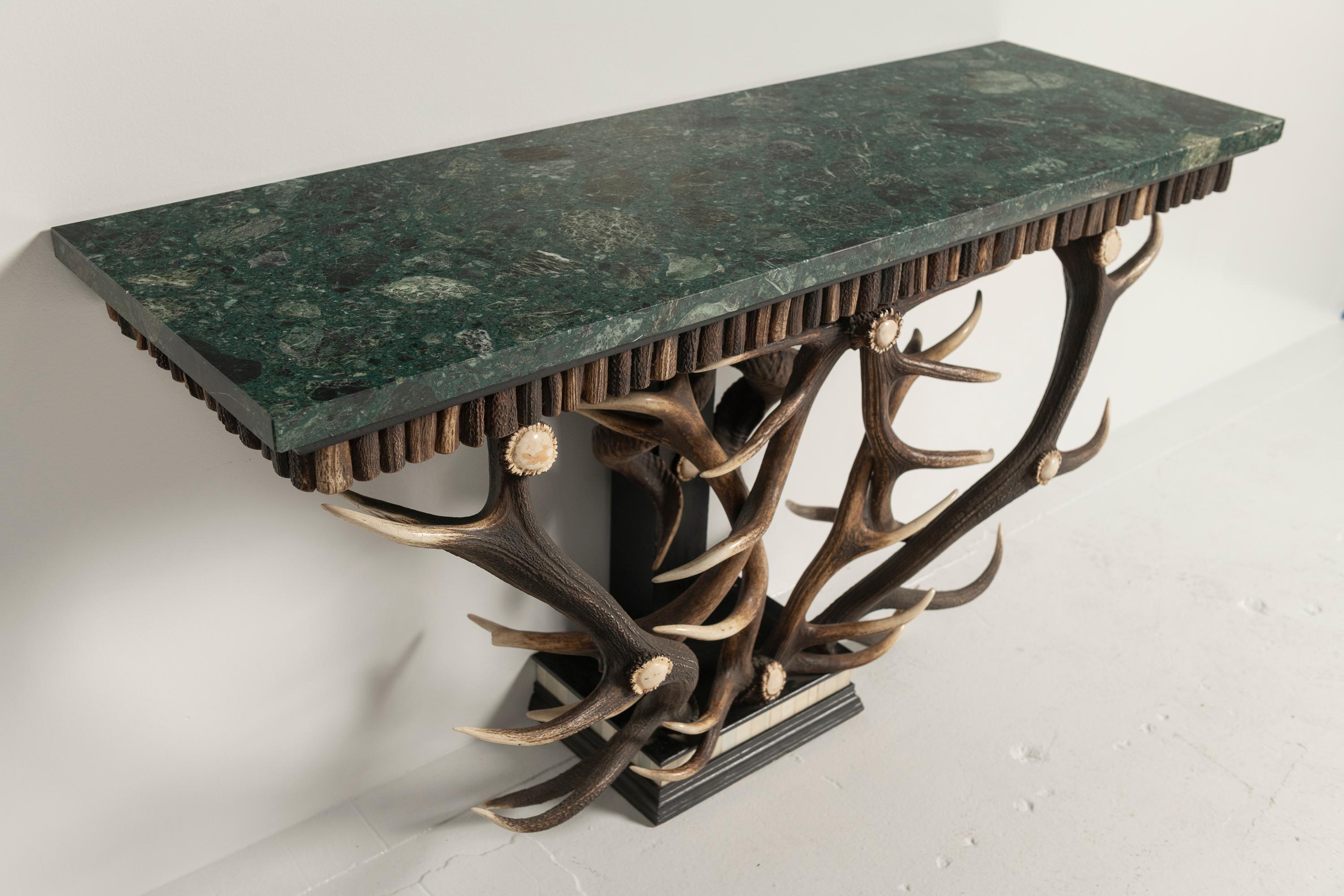 Fine XX secolo Set di consolle e specchi d'epoca in osso, corno, legno, Horn e marmo, anni '70 in vendita