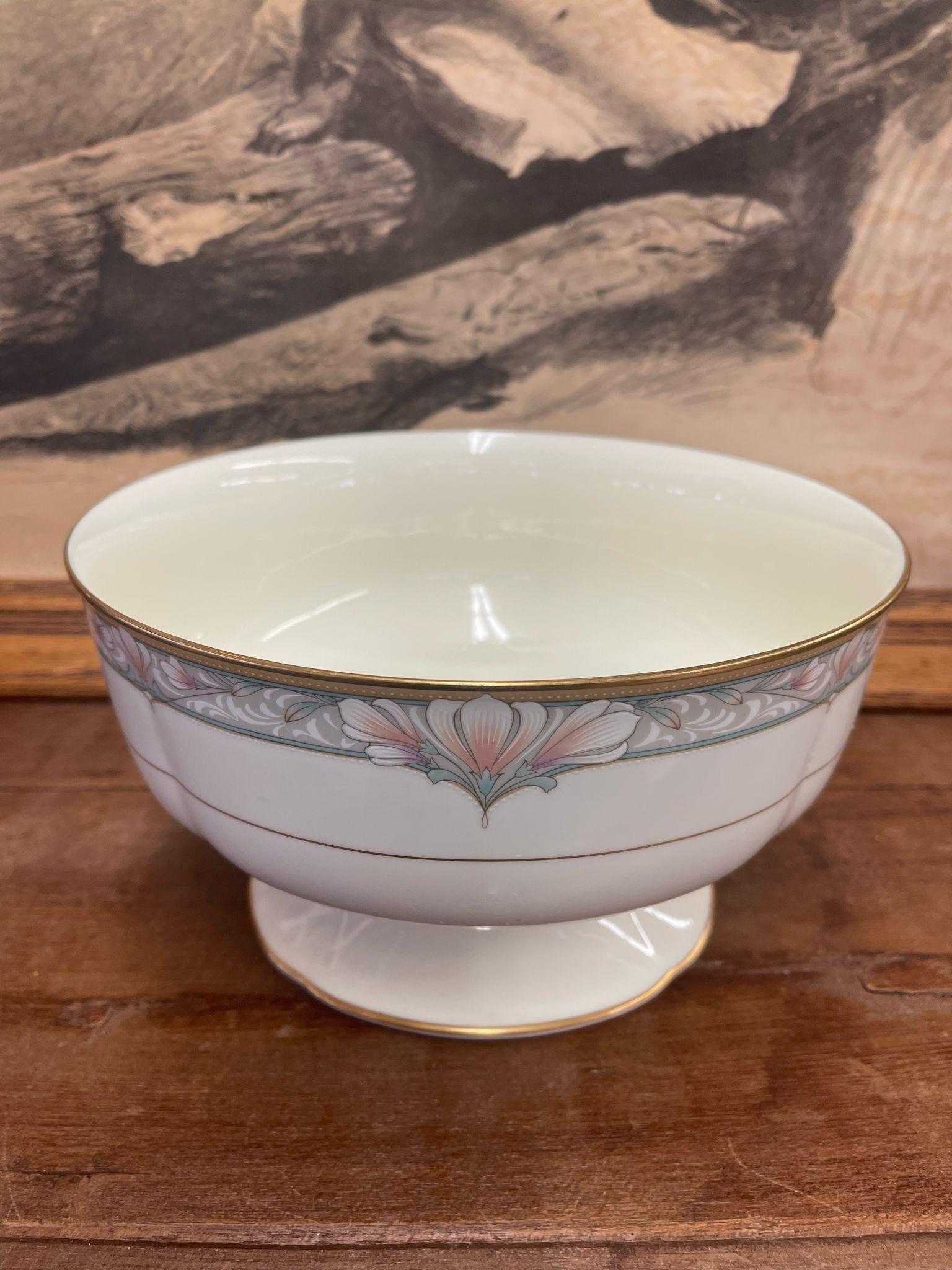 This Beautiful Bowl Features Floral Motif at the Top, with Gold Toned Banding. Makers Mark on the Bottom, made in Japan. Vintage Condition Consistent with Age as Pictured.

Dimensions. 9 Diameter ; 5 H