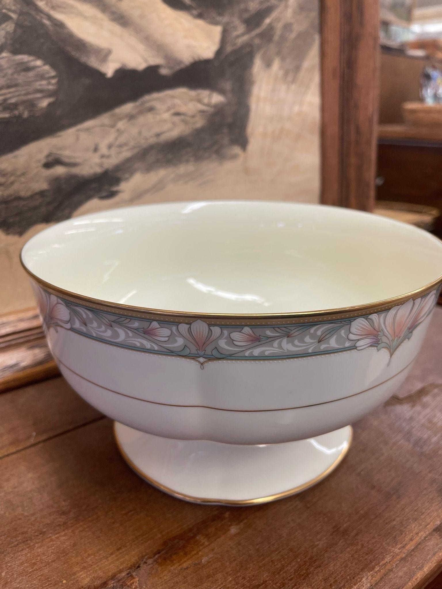 Mid-Century Modern Vintage Bone China Barrymore Japanese Bowl by Noritake. For Sale