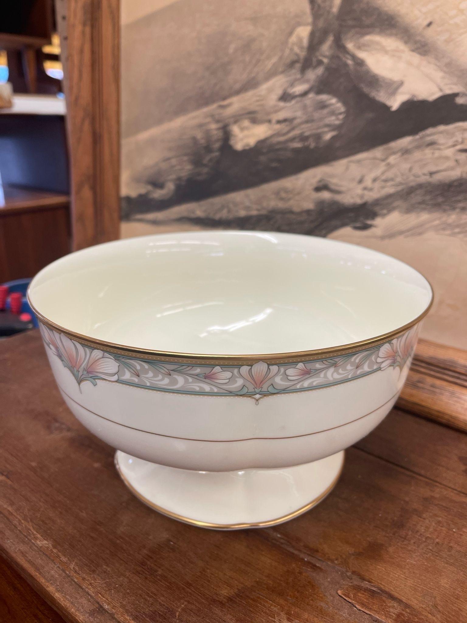 Vintage Bone China Barrymore Japanese Bowl by Noritake. In Good Condition For Sale In Seattle, WA