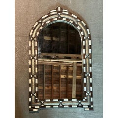 Vintage-Wandspiegel mit Knochenintarsien und gewölbter Form