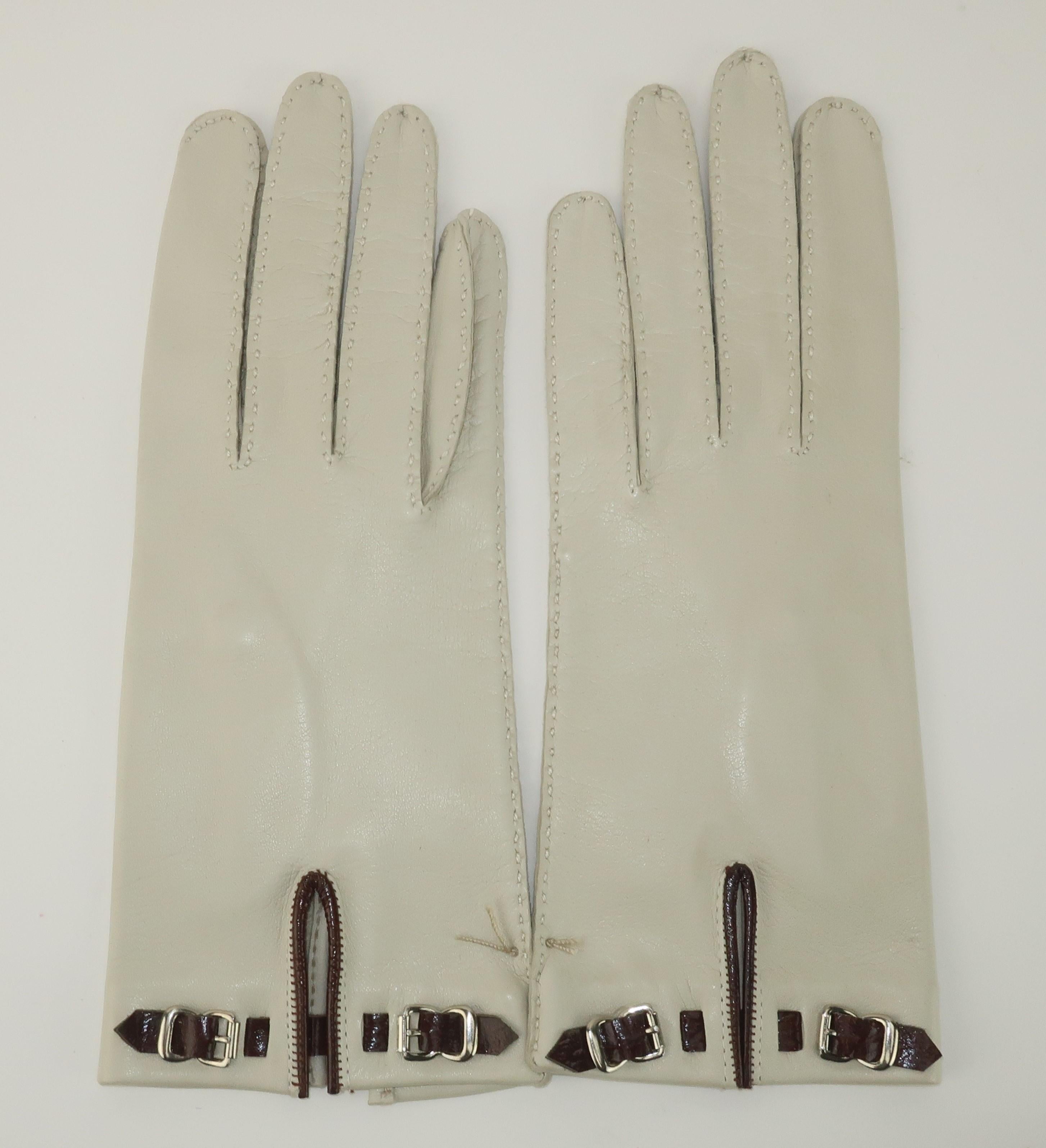 Vintage Bone Leather Gloves With Buckle Accents In Excellent Condition For Sale In Atlanta, GA