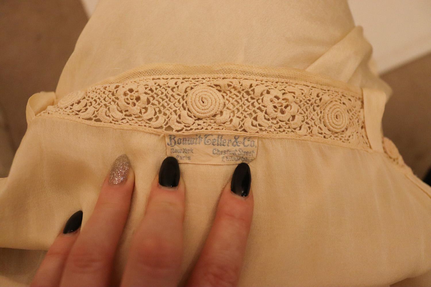  Un bonito vestido vintage de Bonwit Teller. En un atractivo color marfil, el vestido tiene bonitos detalles de encaje en la parte superior . y detalles de red en el bajo.
no tiene forro. 
Medidas: Busto hasta 38'', largo 42''