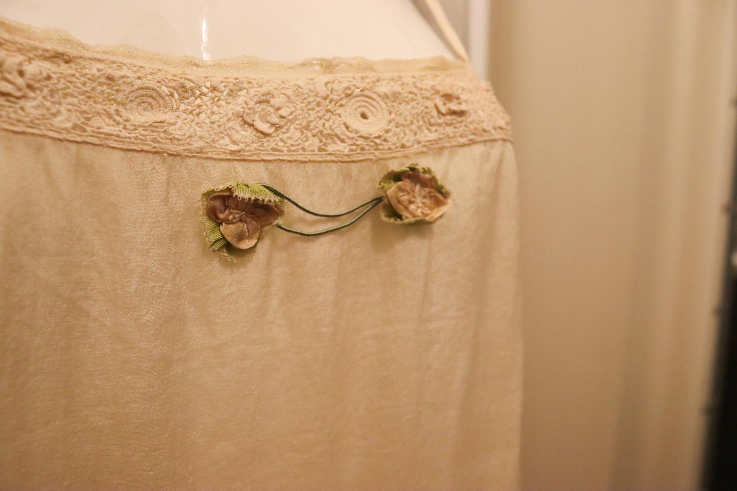 Cajero Bonwit Vintage  Vestido de seda en Bueno estado para la venta en London, GB