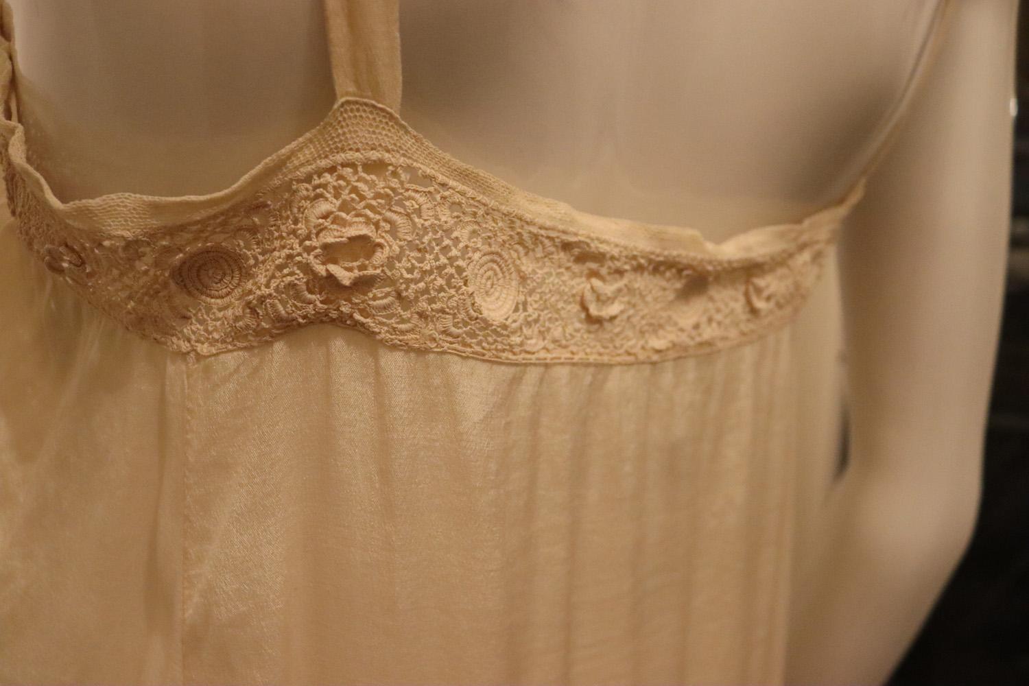 De las mujeres Cajero Bonwit Vintage  Vestido de seda en venta