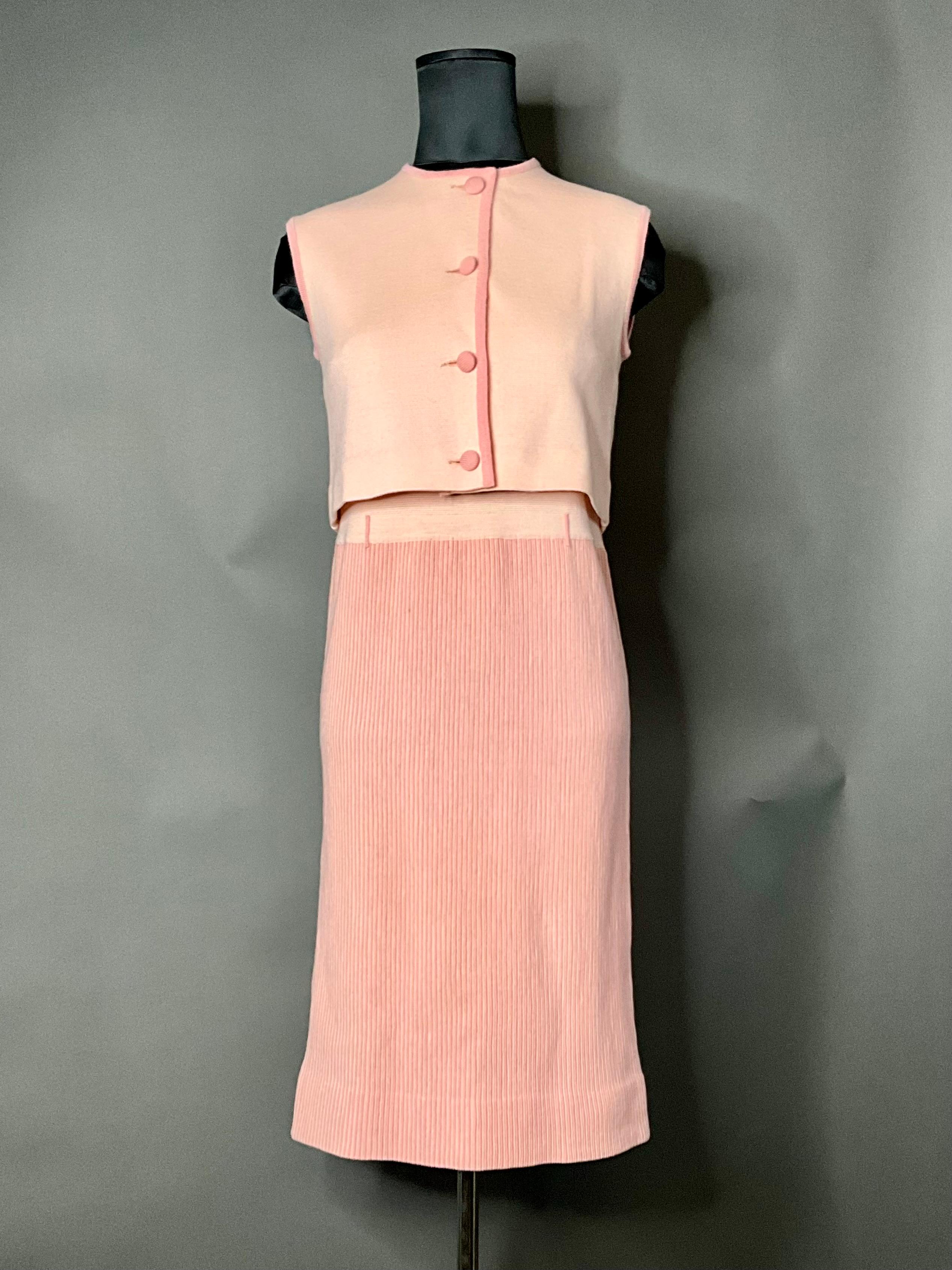 Un Vestido de Lana Bonwit Teller Vintage con Chaleco representa una pieza clásica de alta costura de mediados del siglo XX, que refleja la elegancia y el refinamiento de Bonwit Teller, unos grandes almacenes de lujo conocidos por sus diseños