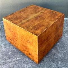 Tavolo in legno di radica abbinato a libri d'epoca