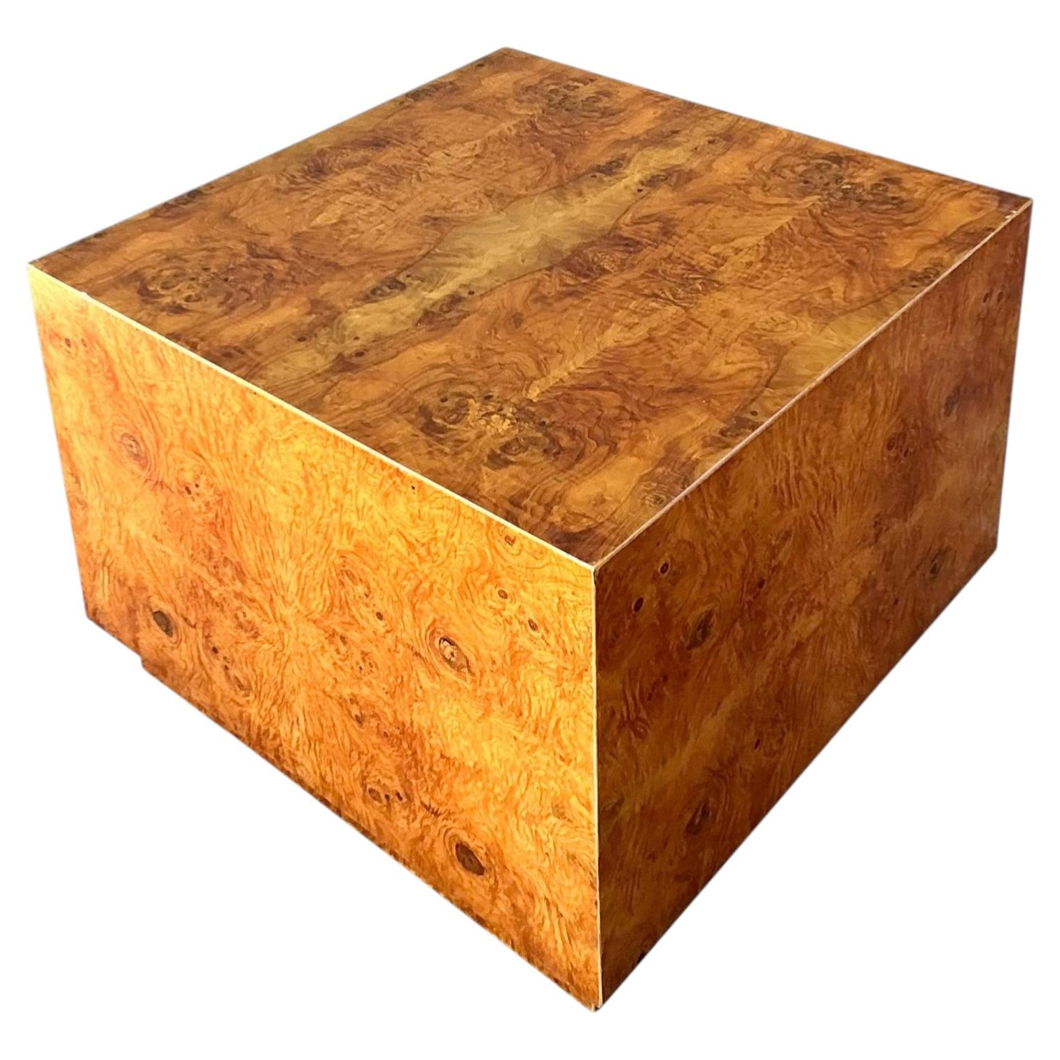 Mesa vintage de madera burl a juego con libros en venta