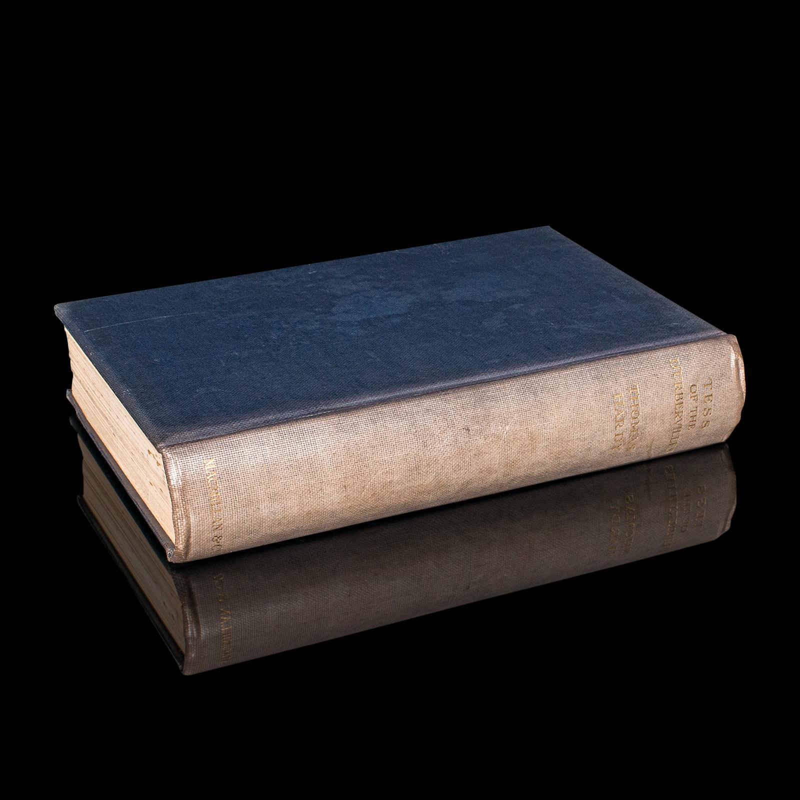 Il s'agit d'un exemplaire vintage de Tess of the D'Urbervilles par Thomas Hardy. Roman anglais en édition limitée, relié en toile, datant du début du 20e siècle, publié en 1926.

Thomas Hardy (1840 - 1928) est un romancier et poète dont l'action se
