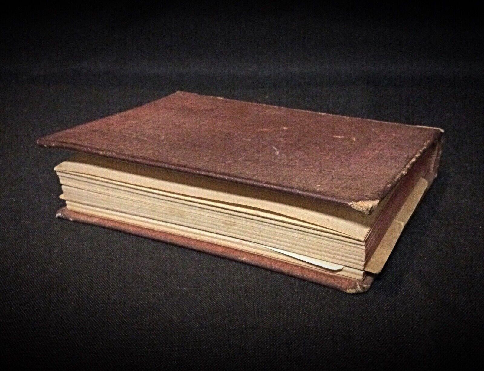 Esplora la bellezza senza tempo della letteratura classica con questo libro vintage, 
