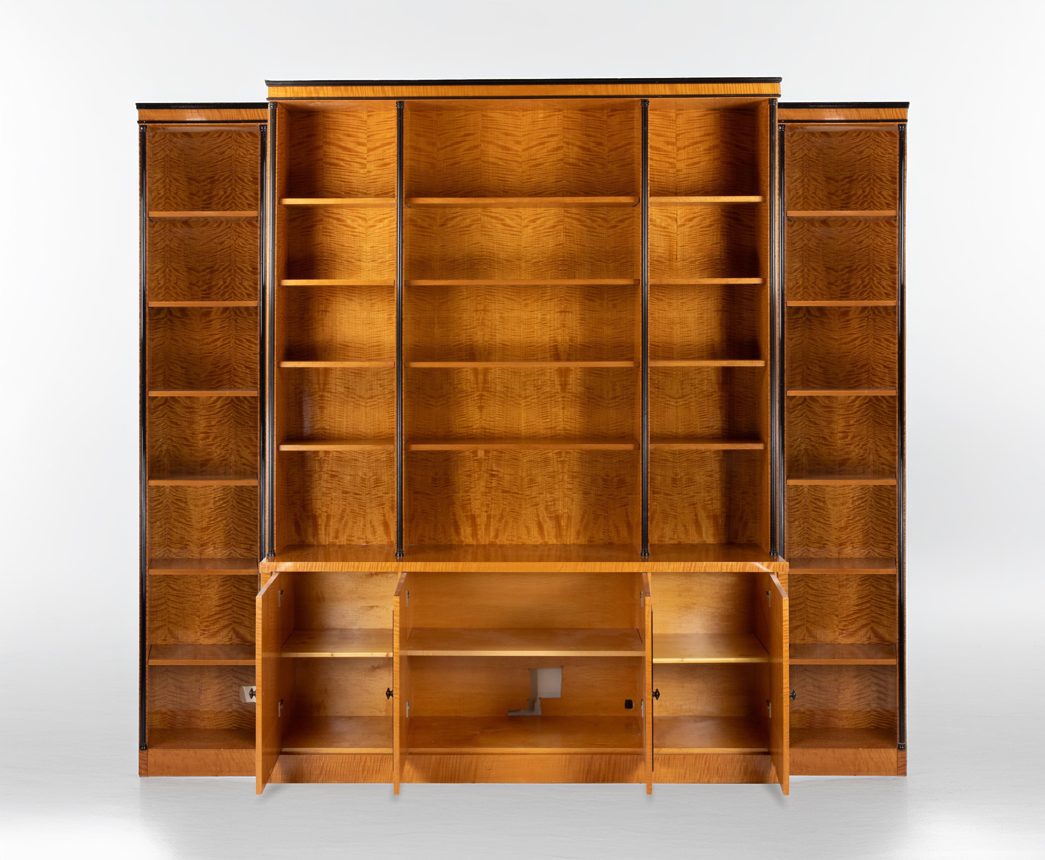 Bibliothèque vintage réalisée dans le style Art of Vintage par un fabricant italien dans les années 1970.

Placage d'érable flammé, détails en bois ébène et finition laquée, entièrement réalisés à la main.

Cette étonnante bibliothèque Art déco