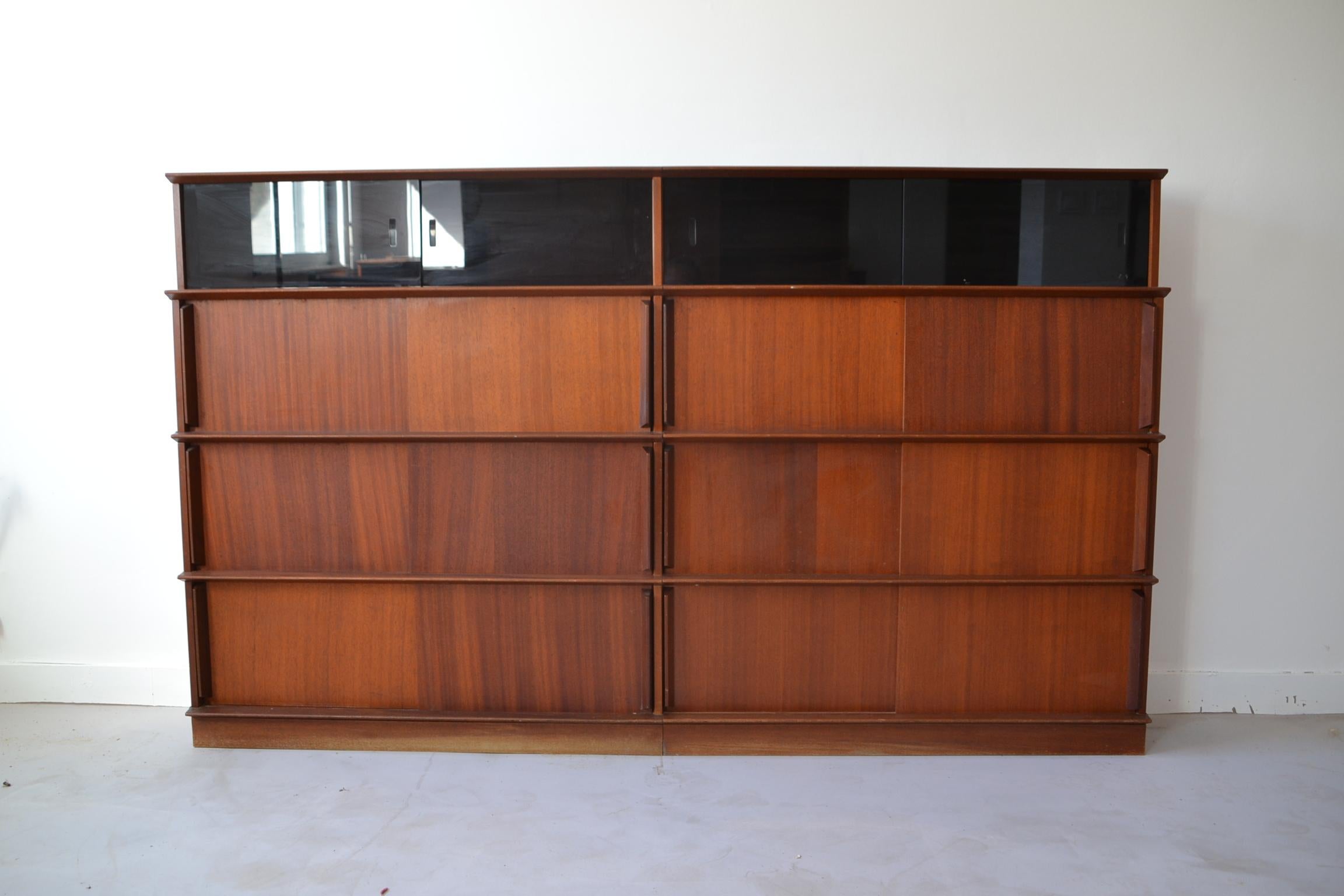 This is a vintage 1960s bookcase. Designed by Didier Rozaffy for Oscar Furniture, a 1950s French manufacturer pioneering modular furniture.
Easily removable thanks to a typical Oscar system, interlocking and fixing by stud. This library is composed