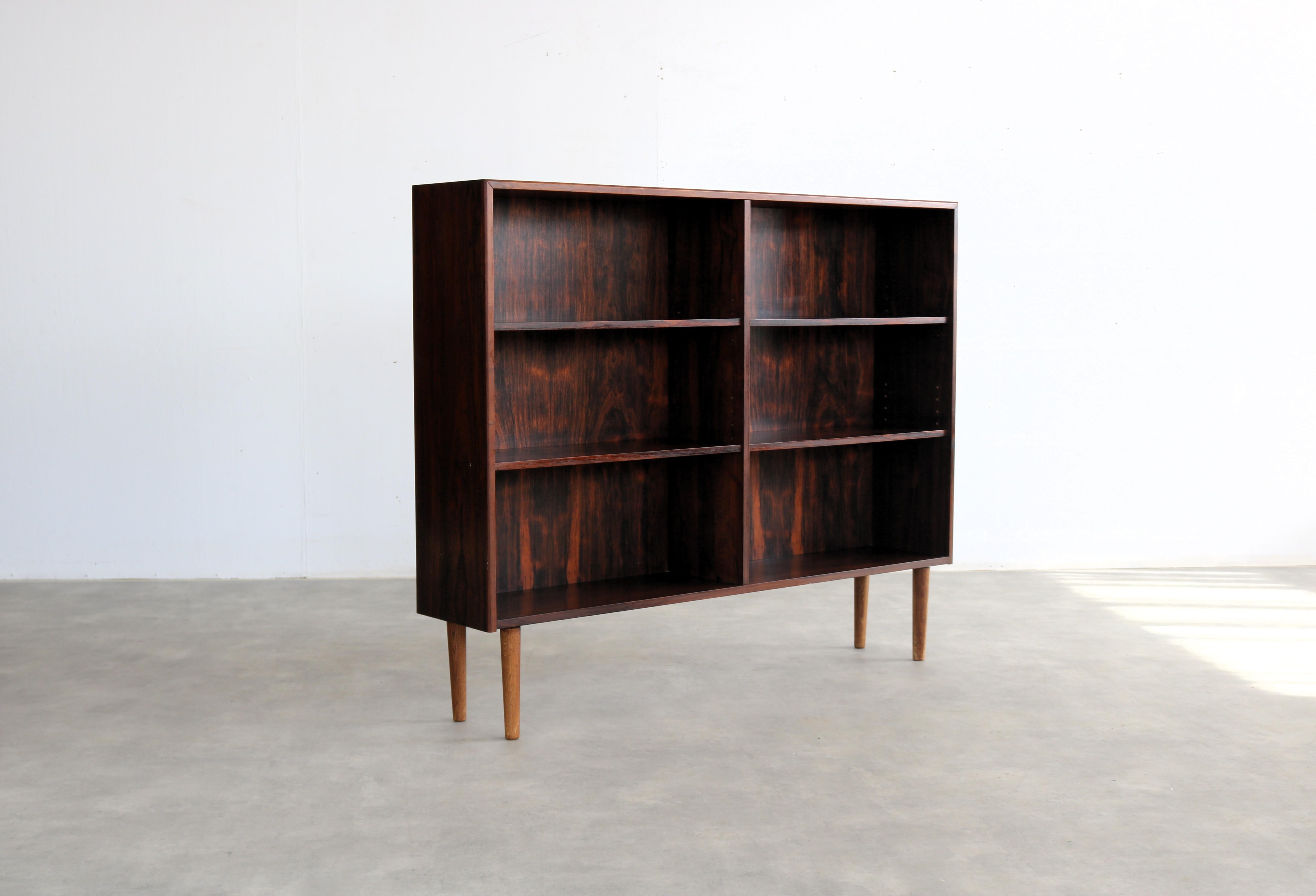 Libreria vintage  mobile  1960s  Hundevad (3)

Periodo  1960s
Design  Hundevad  Danimarca
Condizione  Buono  Piccoli segni di usura
Dimensione  121 x 150 x 28,5 cm (H. H. W. D.)

Dettagli  Wood

Numero dell'articolo  2911
