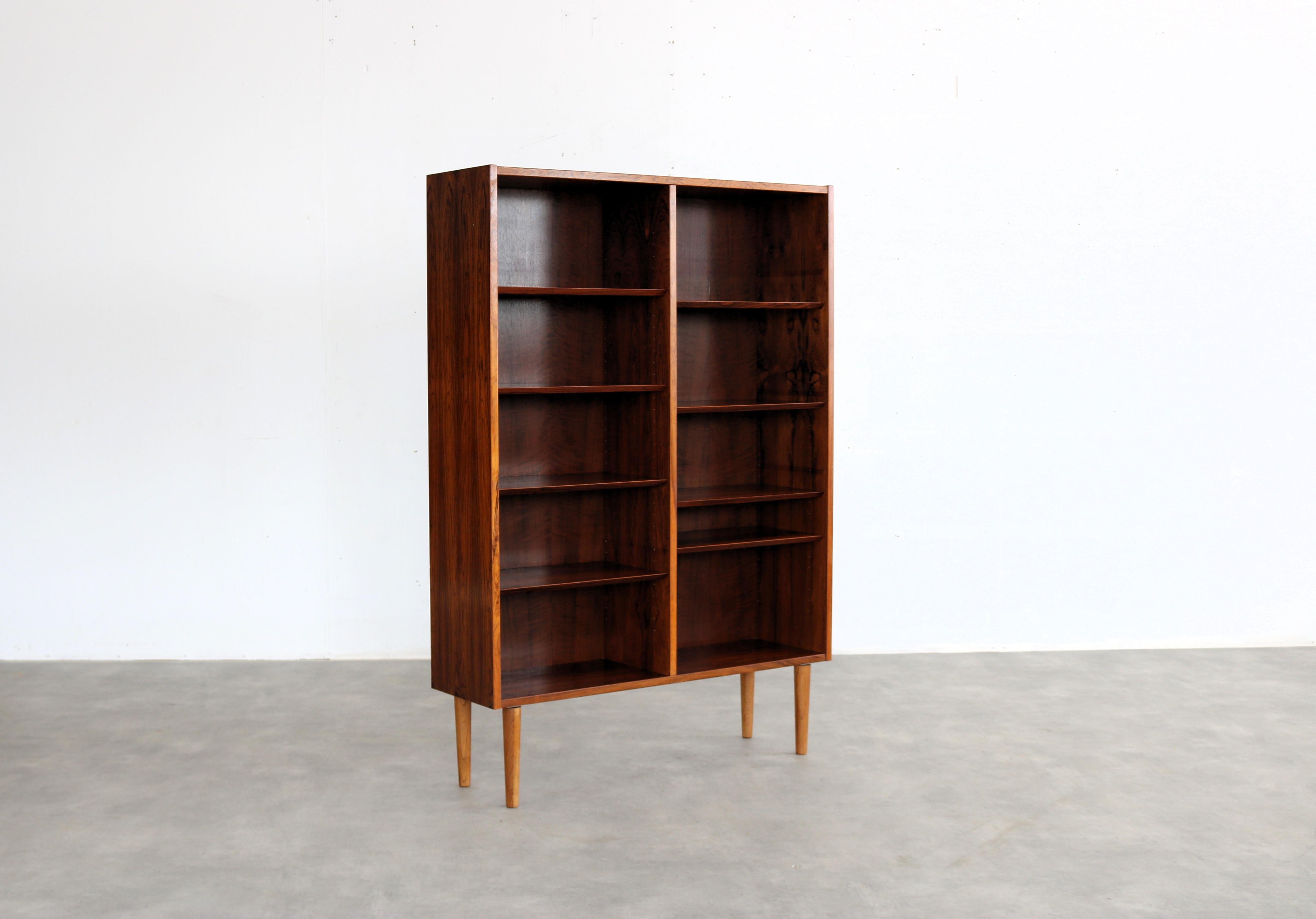 bibliothèque vintage  cabinet  1960s  Hundevad

période  1960s
Design/One  Hundevad  Danemark
condition  bon  signes mineurs d'utilisation
taille  154,5 x 108 x 30,5 (hxbxd)

détails  bois ; teck ;

numéro de l'article  2809