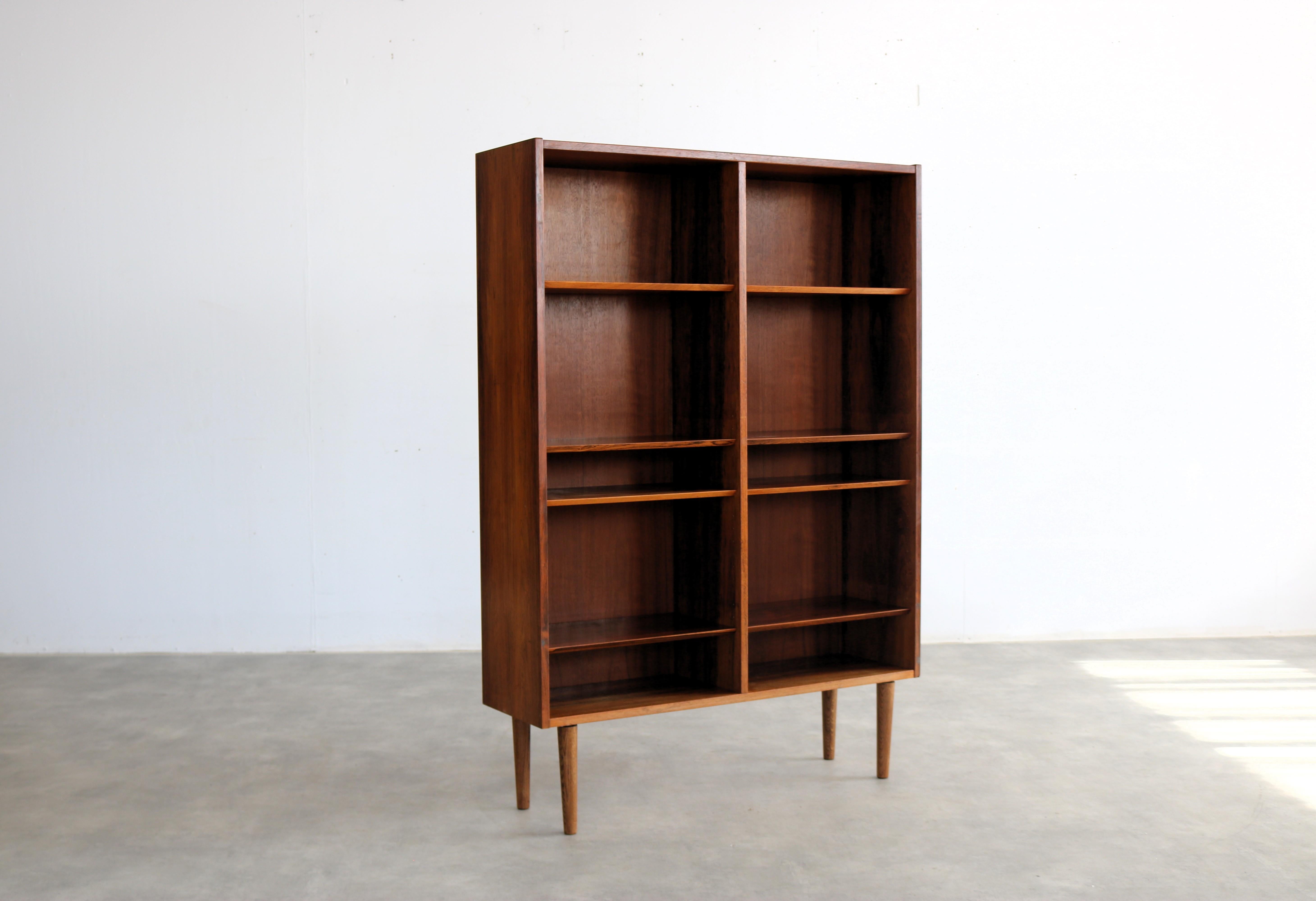 Libreria vintage  mobile  1960s  Hundevad

Periodo  1960s
Design  Hundevad  Danimarca
Condizione  Buono  Piccoli segni di usura
Dimensione  155 x 108 x 30,5 cm (H. H. W. D.)

Dettagli  Wood;

Numero dell'articolo  2909