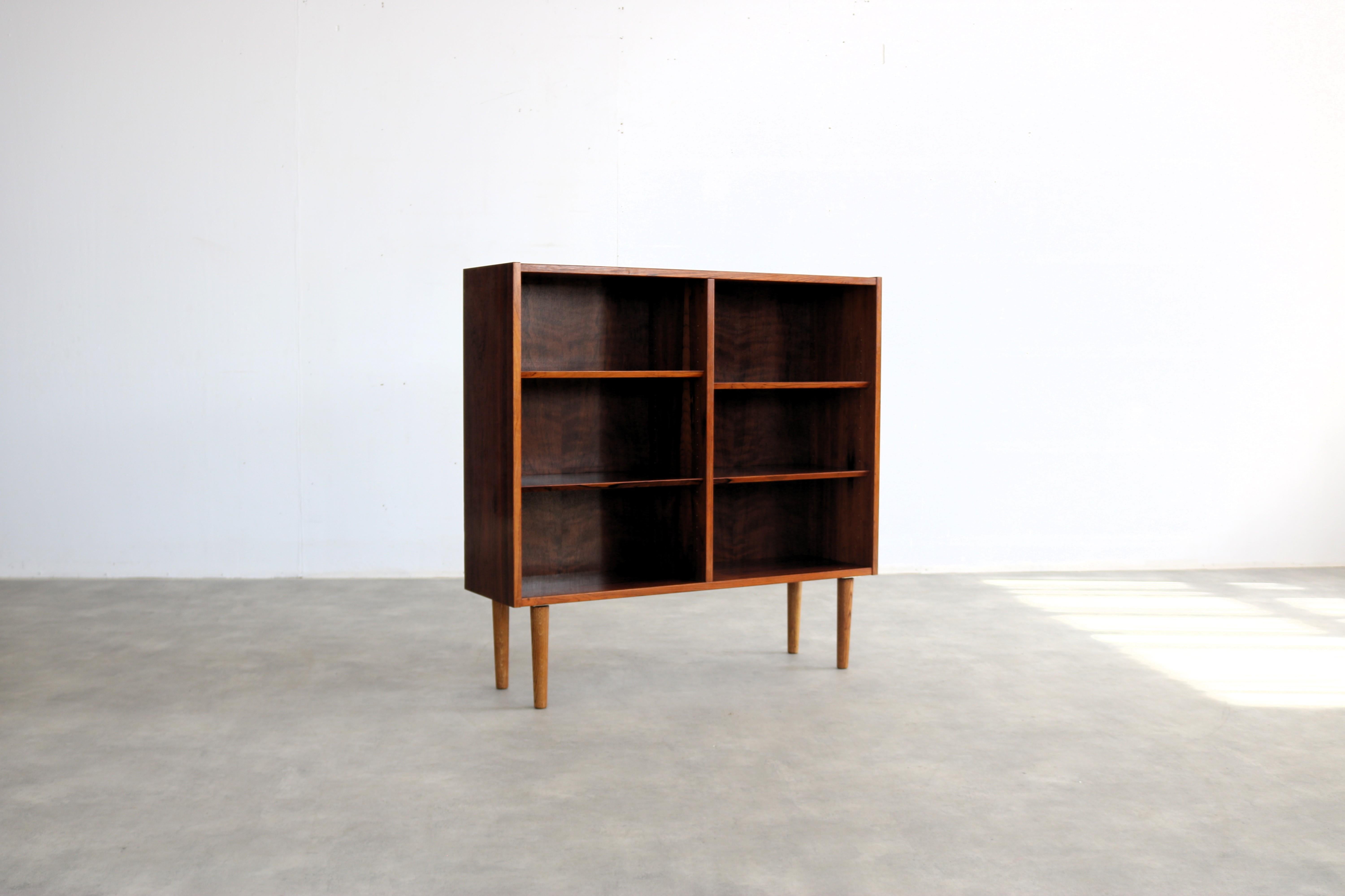 Libreria vintage  mobile  1960s  Hundevad

Periodo  1960s
Design  Hundevad  Danimarca
Condizione  Buono  Piccoli segni di usura
Dimensione  106 x 108 x 30,5 cm (H. H. W. D.)

Dettagli  Wood;

Numero dell'articolo  2910