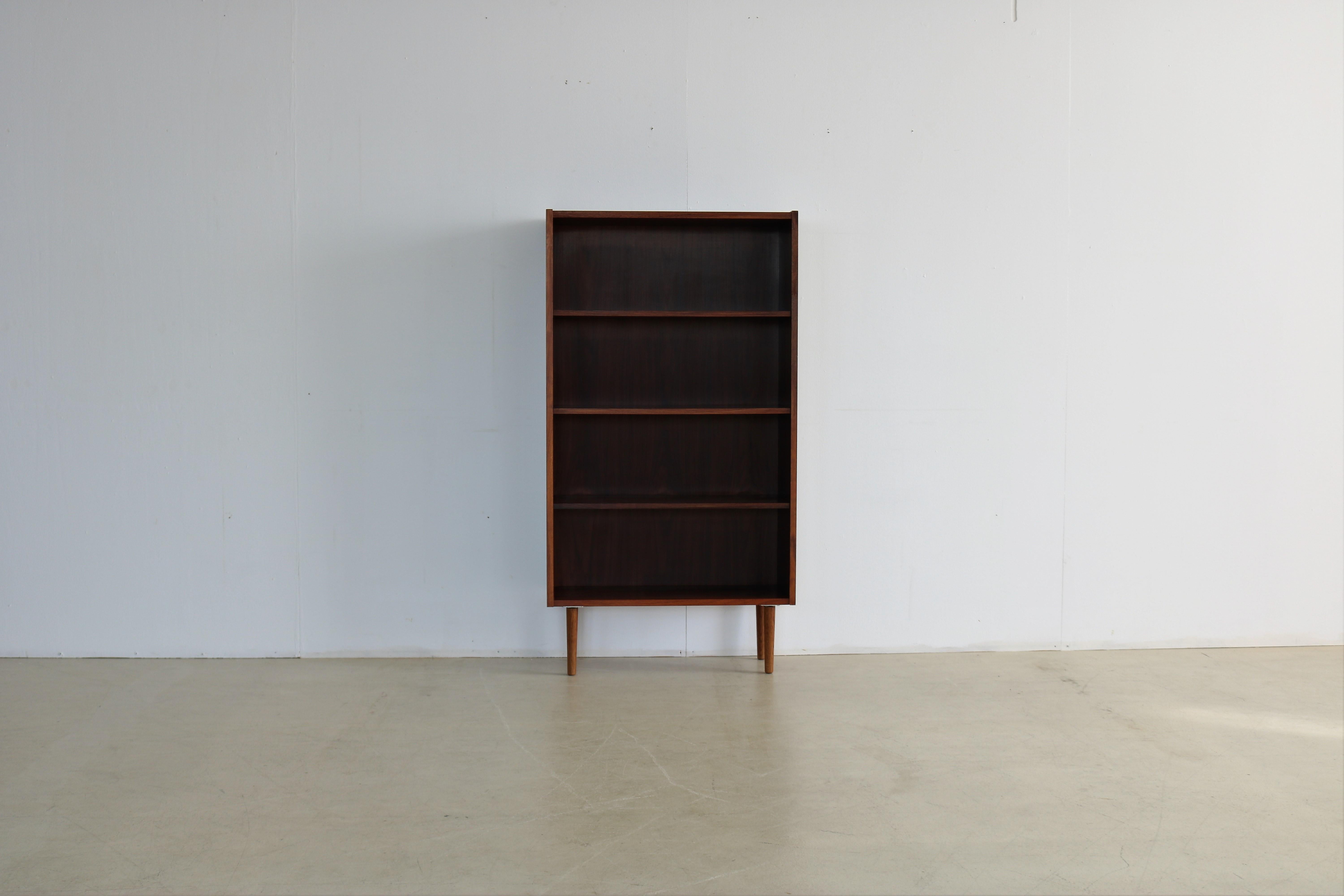 Vintage bookcase cabinet 60s Danish.

Period 60s
Designs Danish Furniture Products Denmark.
conditions good light signs of use.
Size 136 x 73 x 28 (H x W x D).

Details rosewood;

Article number 1897.
 