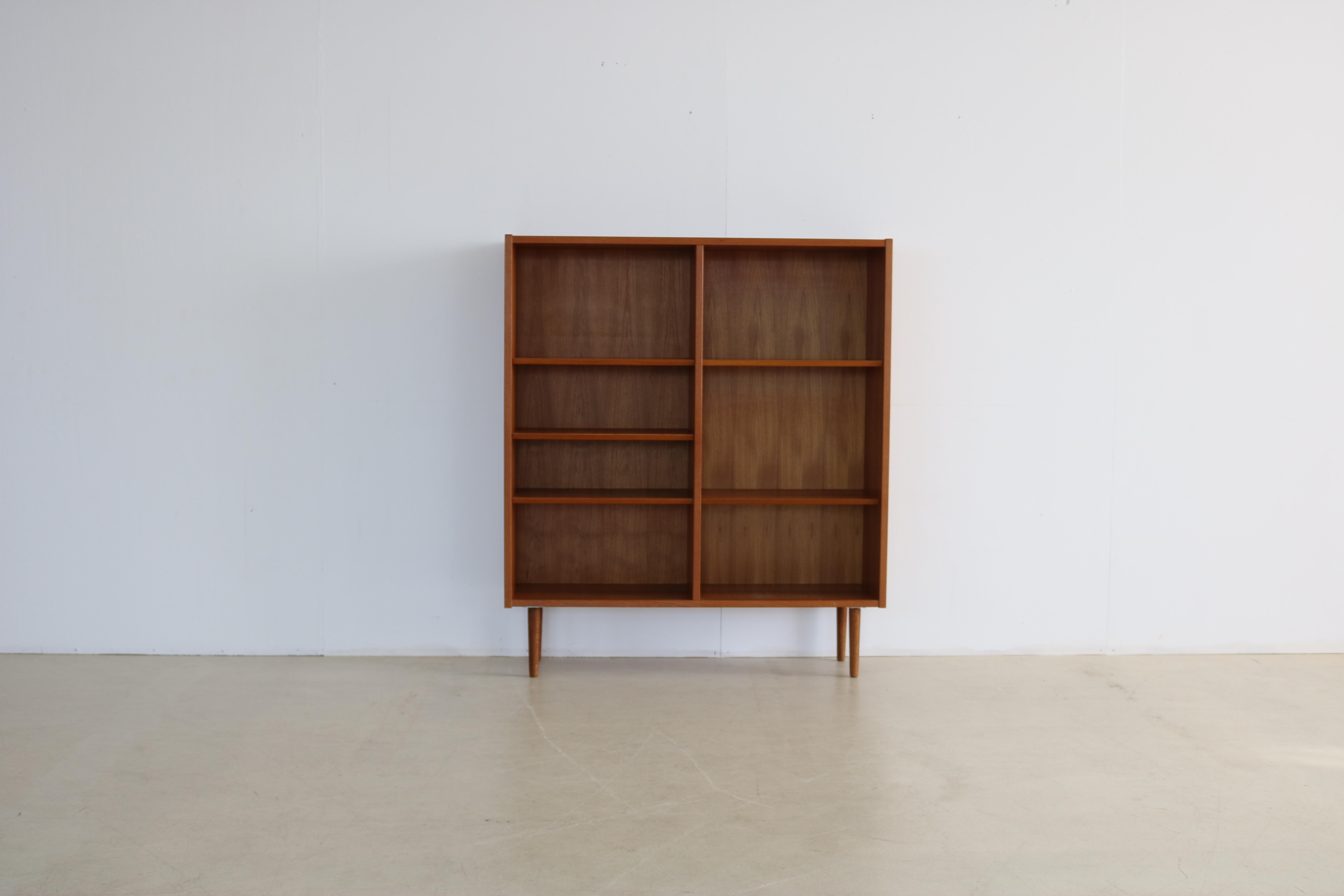 Vintage bookcase cabinet 60s Hundevad.

Period 60's
Designs Hundevad Denmark
Conditions good light signs of use
Size 125 x 108 x 31 (H x W x D).

Details teak;

Article number 1900.
 