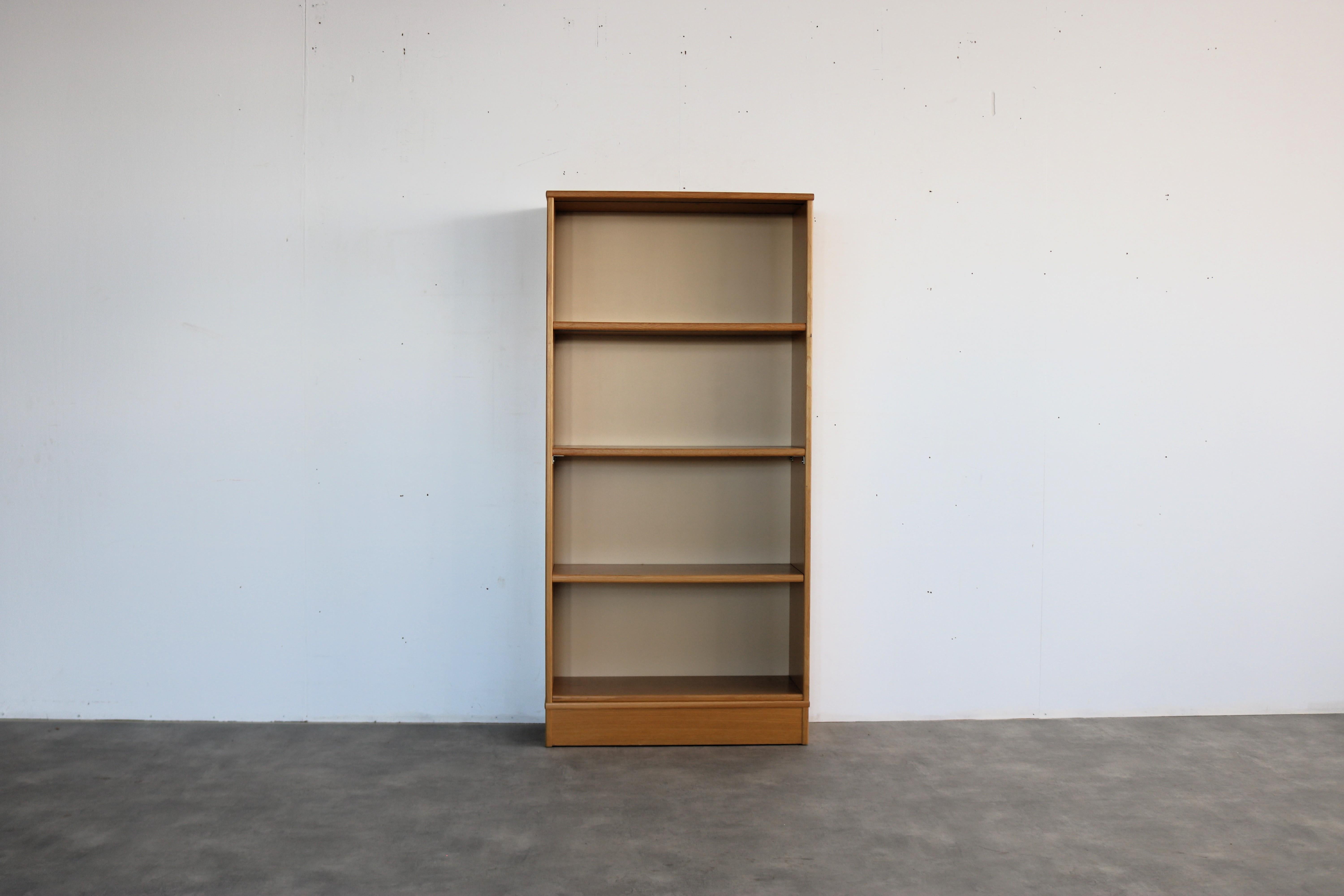 vintage bookcase  cabinet  oak  Sweden

period  70s
design  Kinnarps  Sweden
condition  good  light signs of use
size  166 x 80 x 32 (hxbxd)

details  oak;

item number  2727
