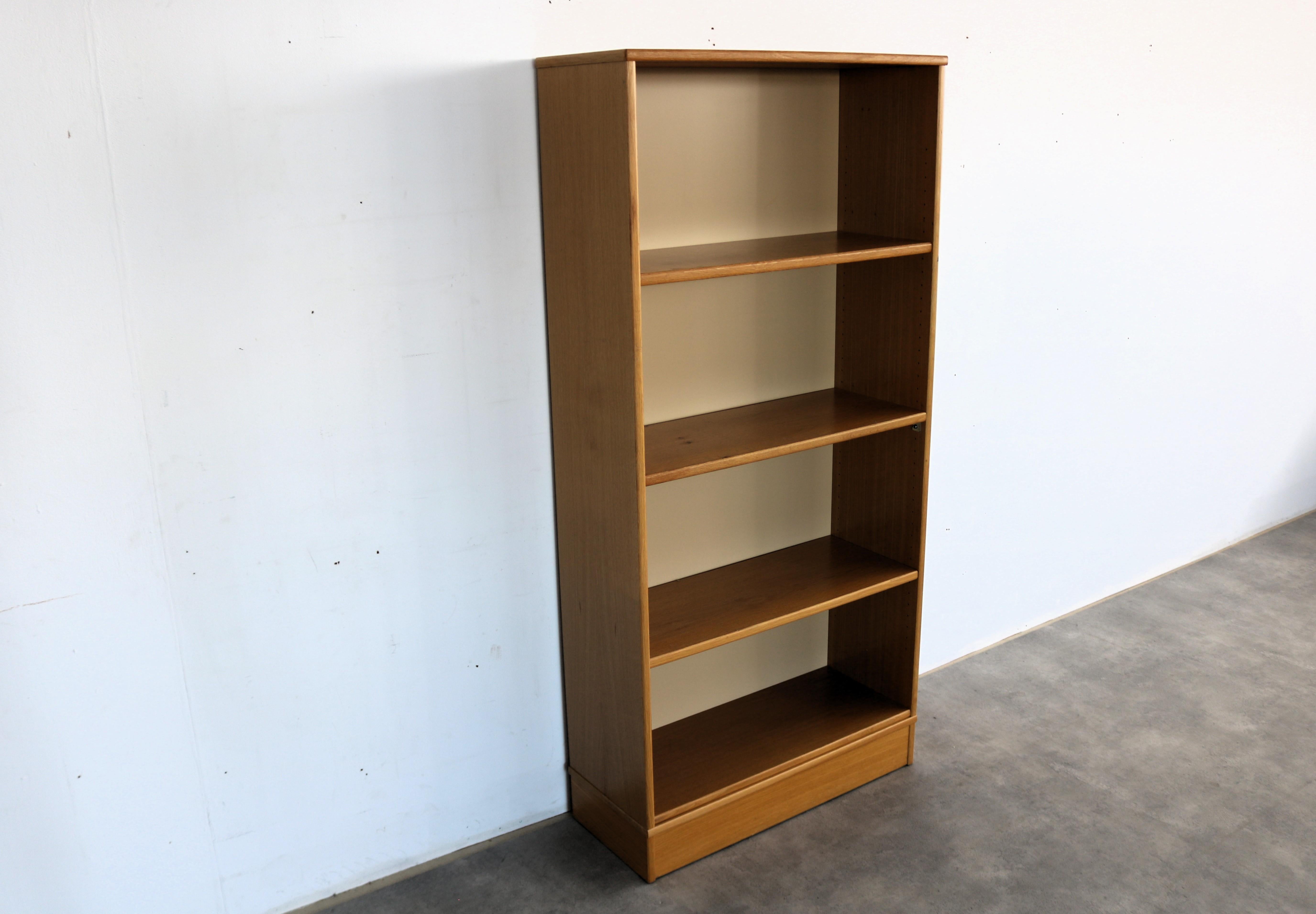 vintage bookcase  cabinet  oak  Sweden In Good Condition For Sale In Lemmer, NL