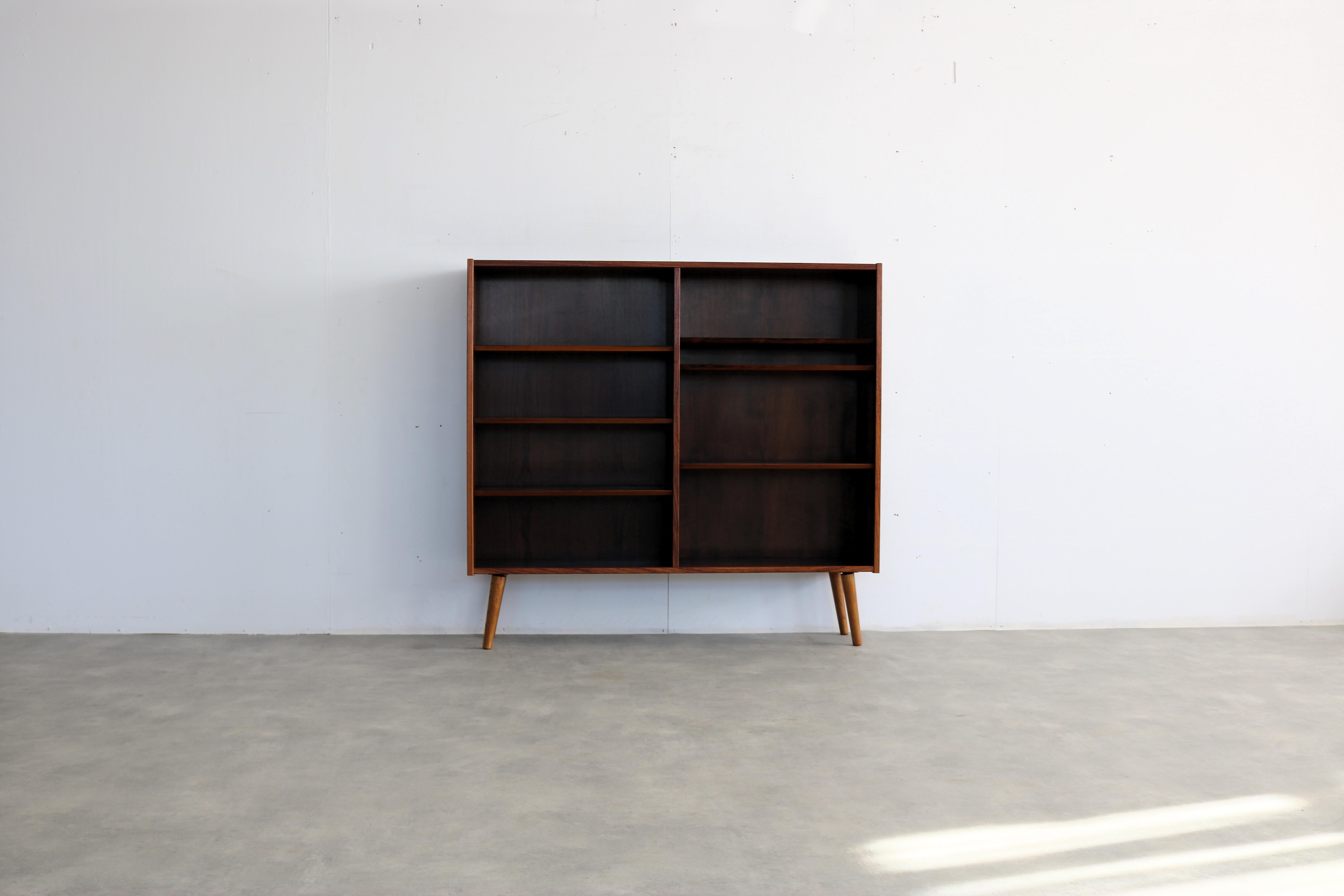 librería vintage  armario  Hundevad  60s  Danés

periodo  60's
diseño  Hundevad  Dinamarca
condición  bien  ligeros signos de uso
talla  130 x 137 x 31 (AnxAlxPr)

detalles  Palisandro; los estantes son regulables;

número de artículo  2683