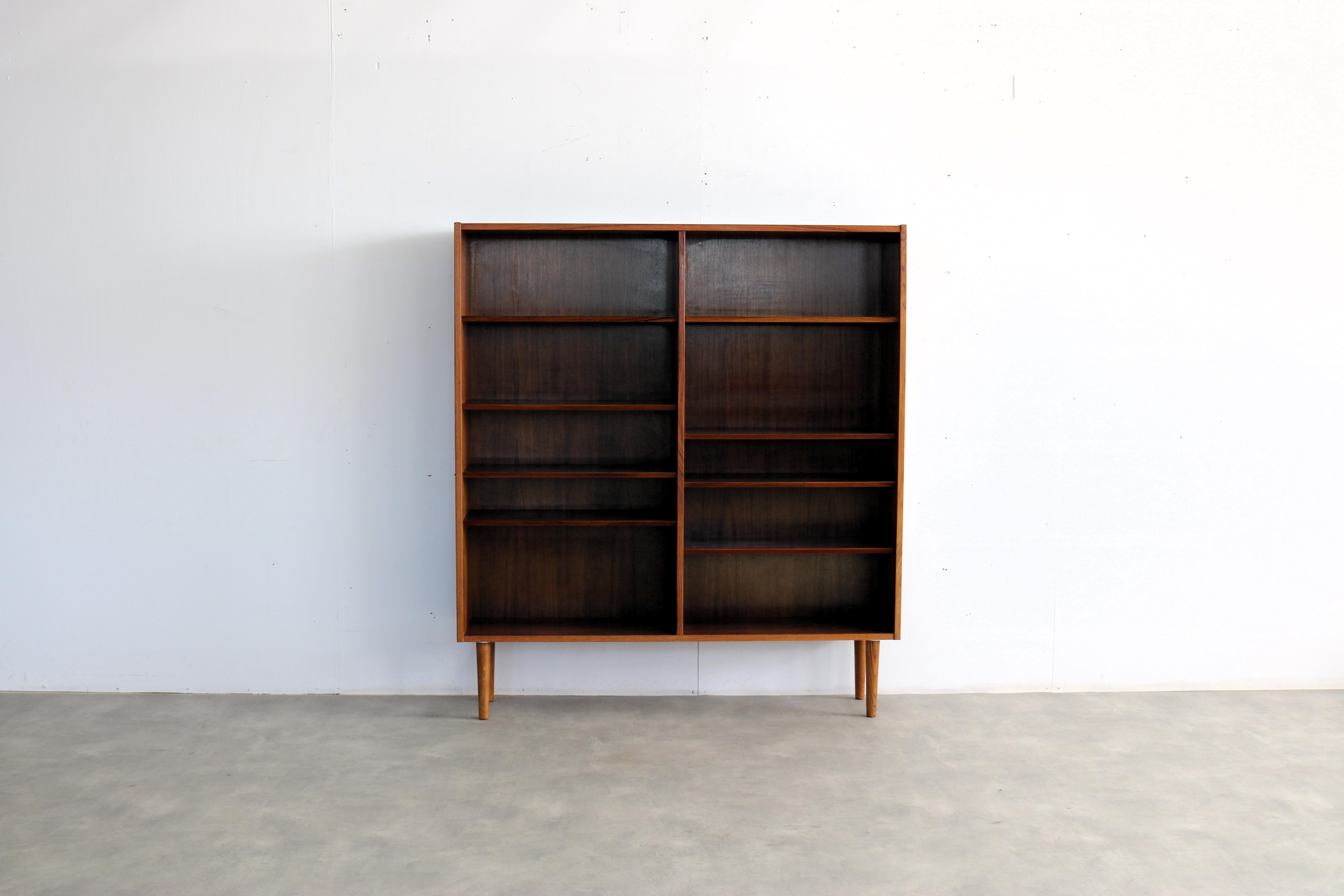 librería vintage  armario  Hundevad  60s  Danés

periodo  60's
diseño  Hundevad  Dinamarca
condición  bien  ligeros signos de uso
talla  154 x 138 x 31 (AnxAlxPr)

detalles  palisandro; estantes regulables; 2 disponibles; 

número de artículo  2683